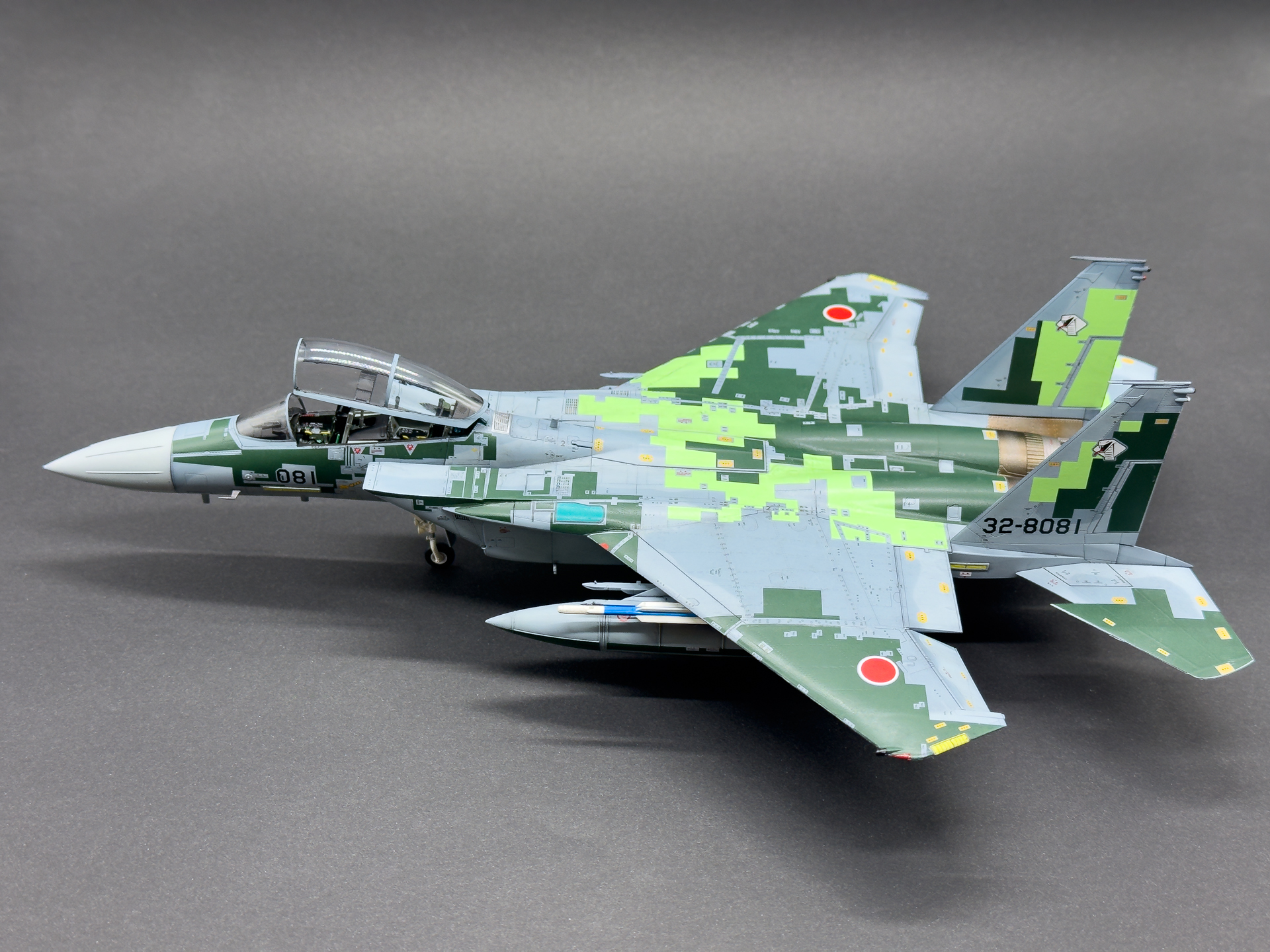 左翼部に搭載したAAM-5は模擬弾カラーとすることでアクセントカラーになりました。