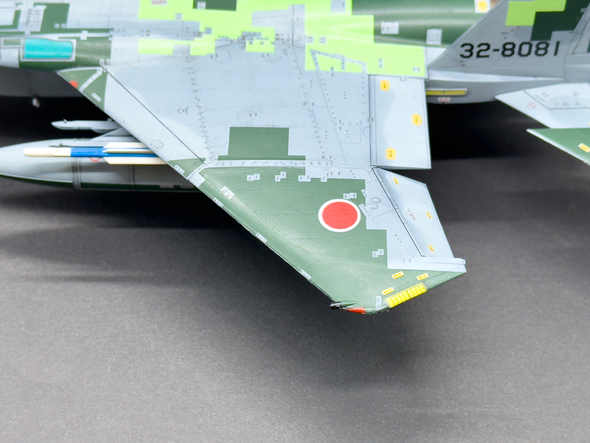 デジタル迷彩のデカールはモールドになじませることで実機と同じ塗装マーキングに近い表現ができます。