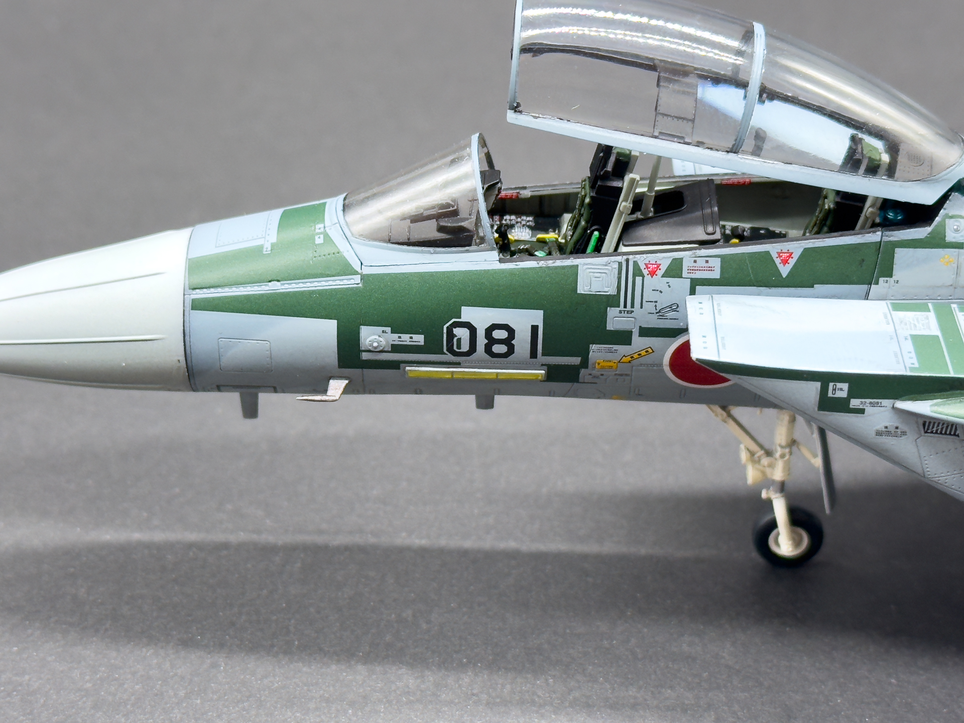 コックピット下部のフォーメーションライトはオプションパーツを使用したので立体感のある仕上がりです。