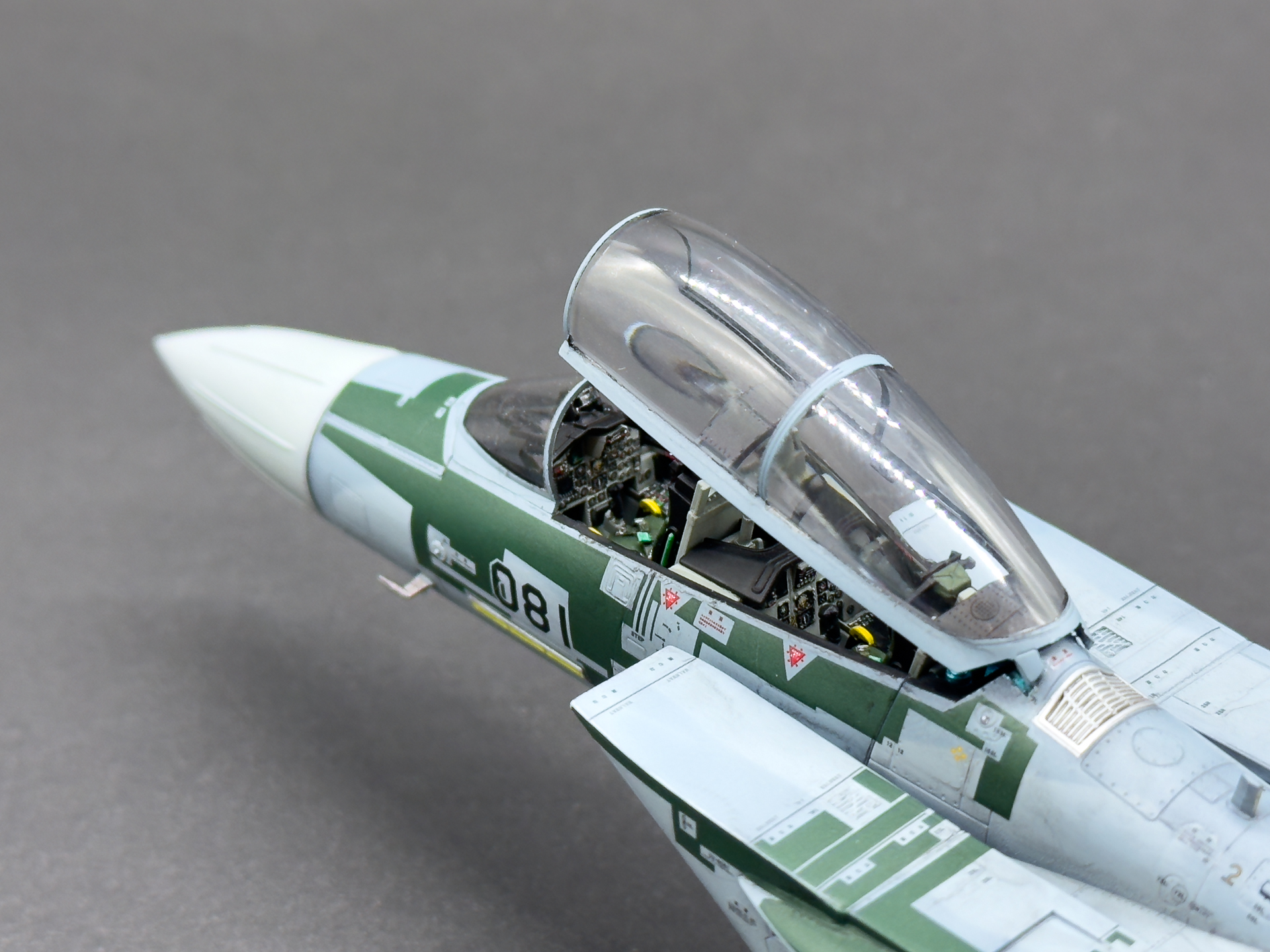 コックピット内部のコントロールパネルはデカールを使用することでより細かい色分けができました。