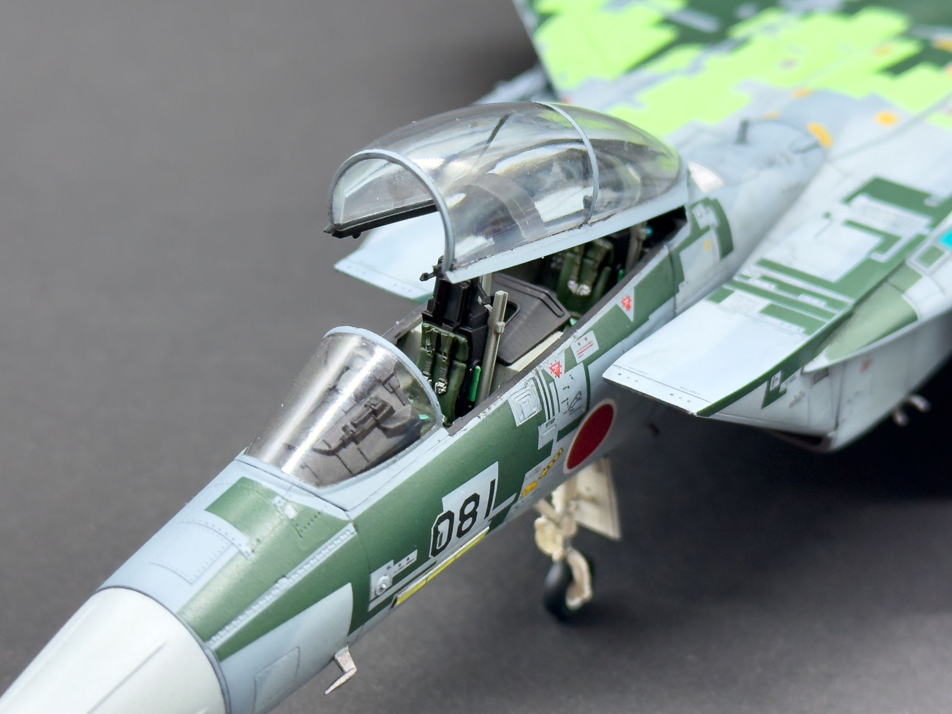 シートベルトもオプションパーツを使用することでより実機のイメージに近づきます。