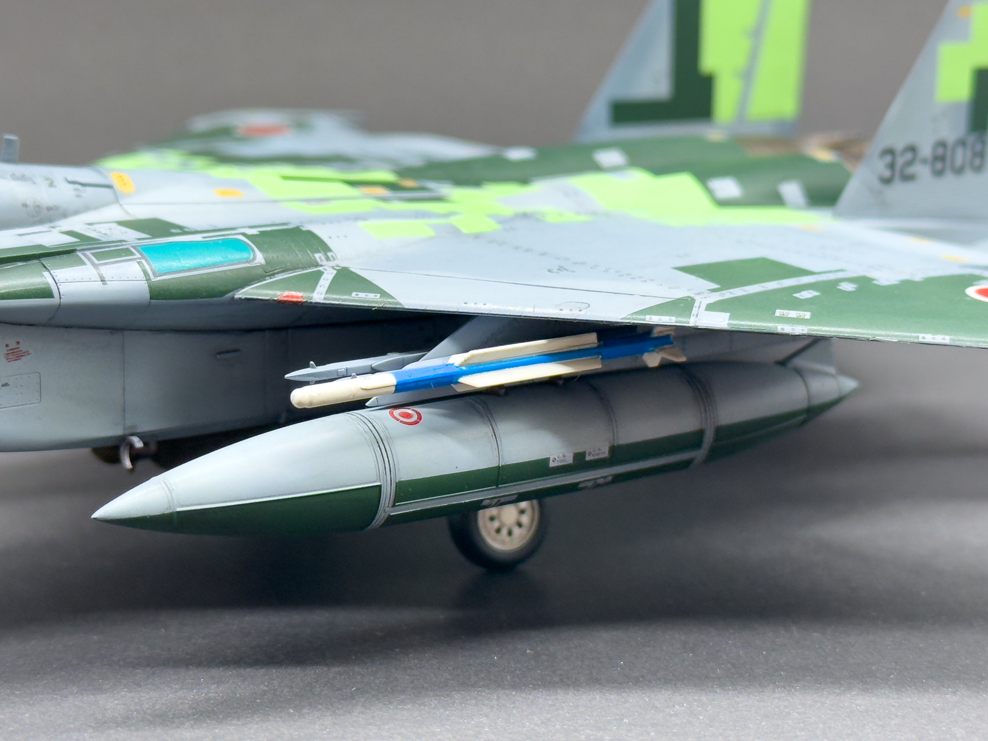 オプションパーツのAAM-5は実機写真を参考に模擬弾カラーで塗装しました。