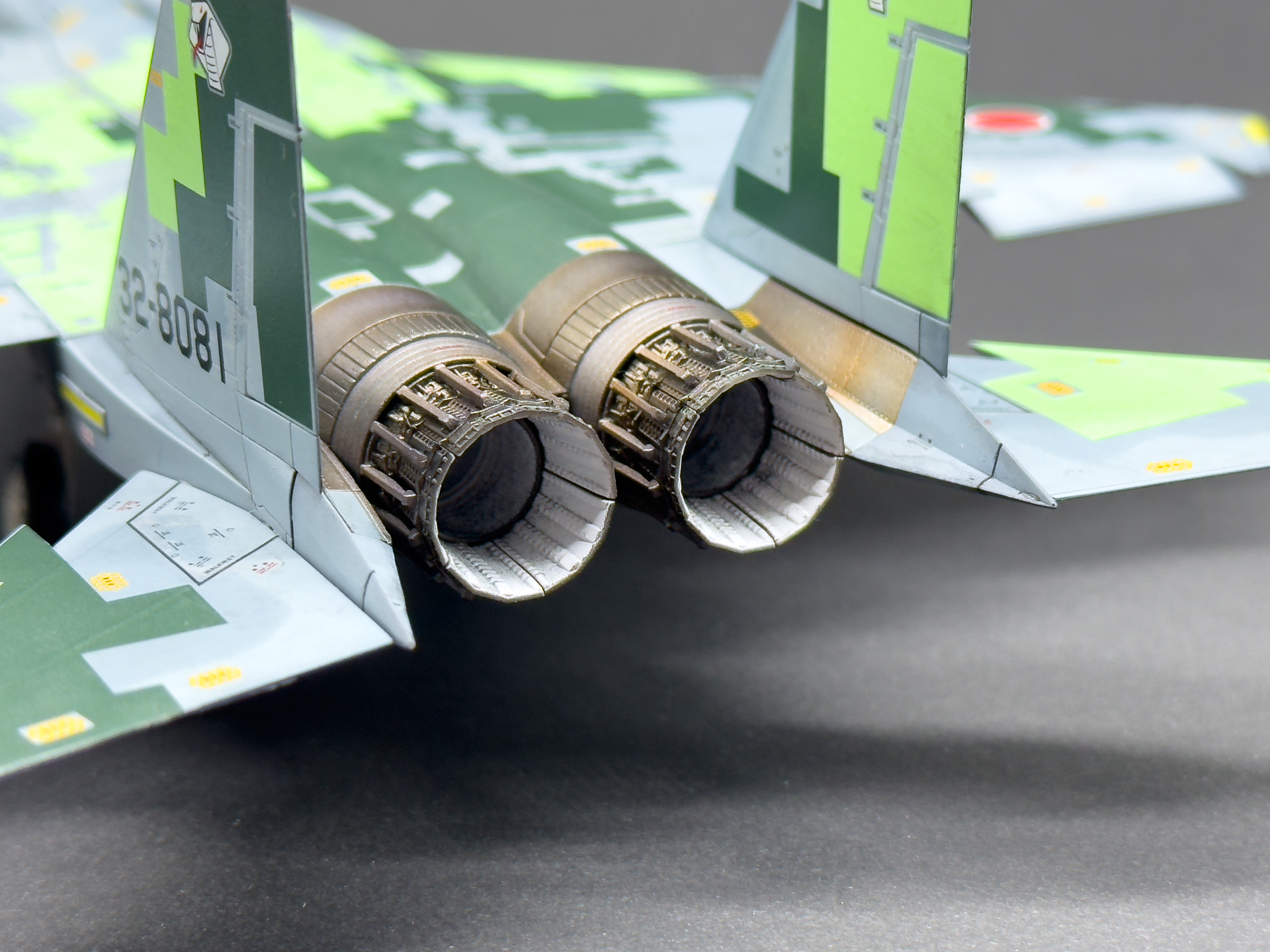 ノズル内部にはスス表現を追加し、使用感を演出しています。