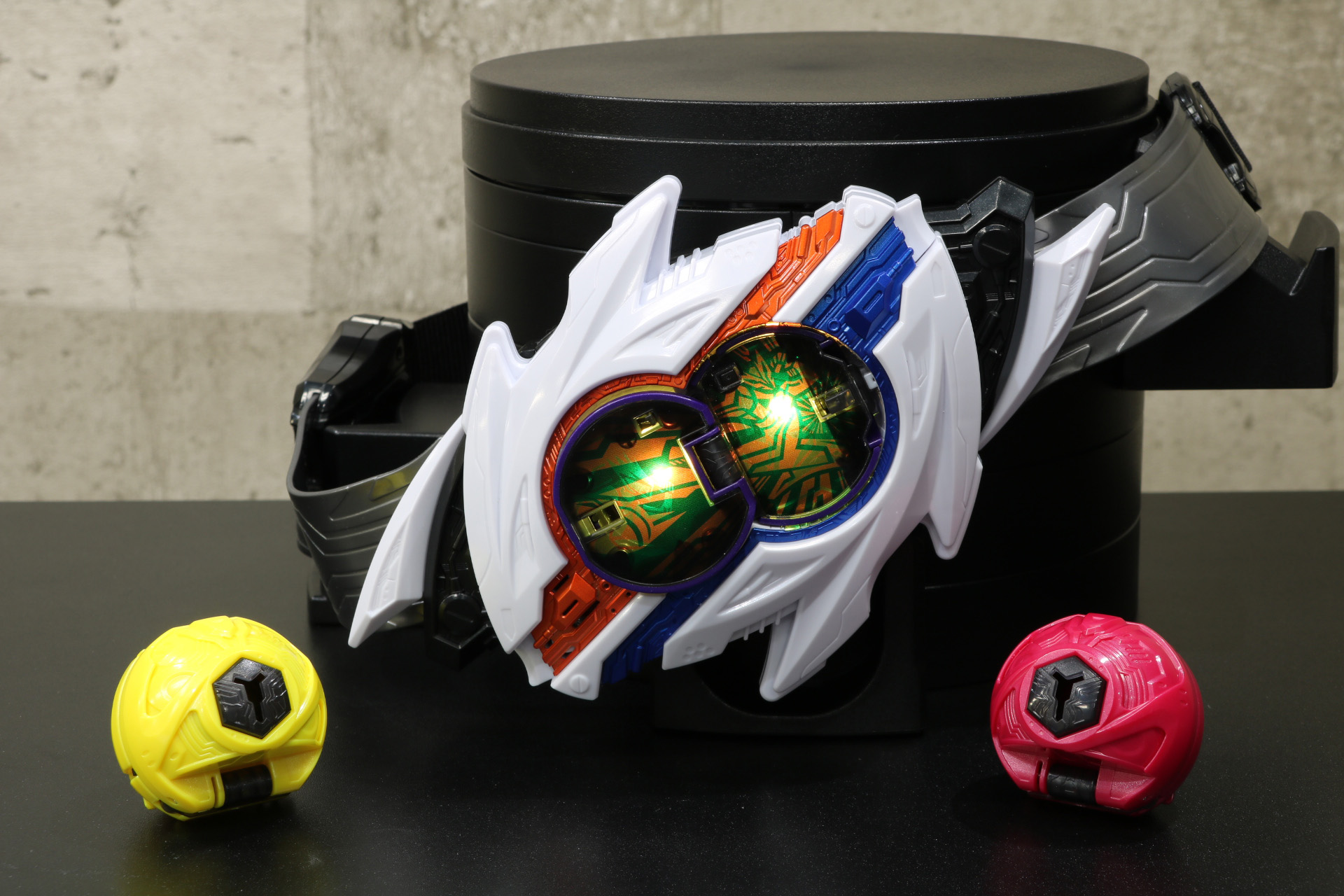 「変身ベルト DXノクスドライバー」（中央）と「ガンカプセム」（右）、「ウルフカプセム」（左）