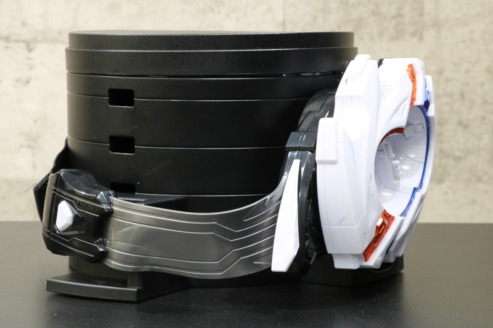 ベルト帯はガンメタの軟質素材