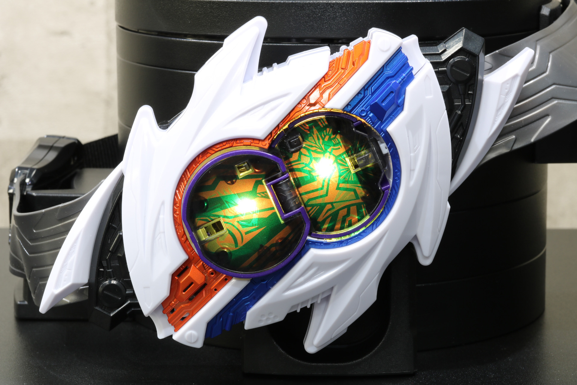 発光によって浮かび上がる「シャドウカプセム」の絵柄