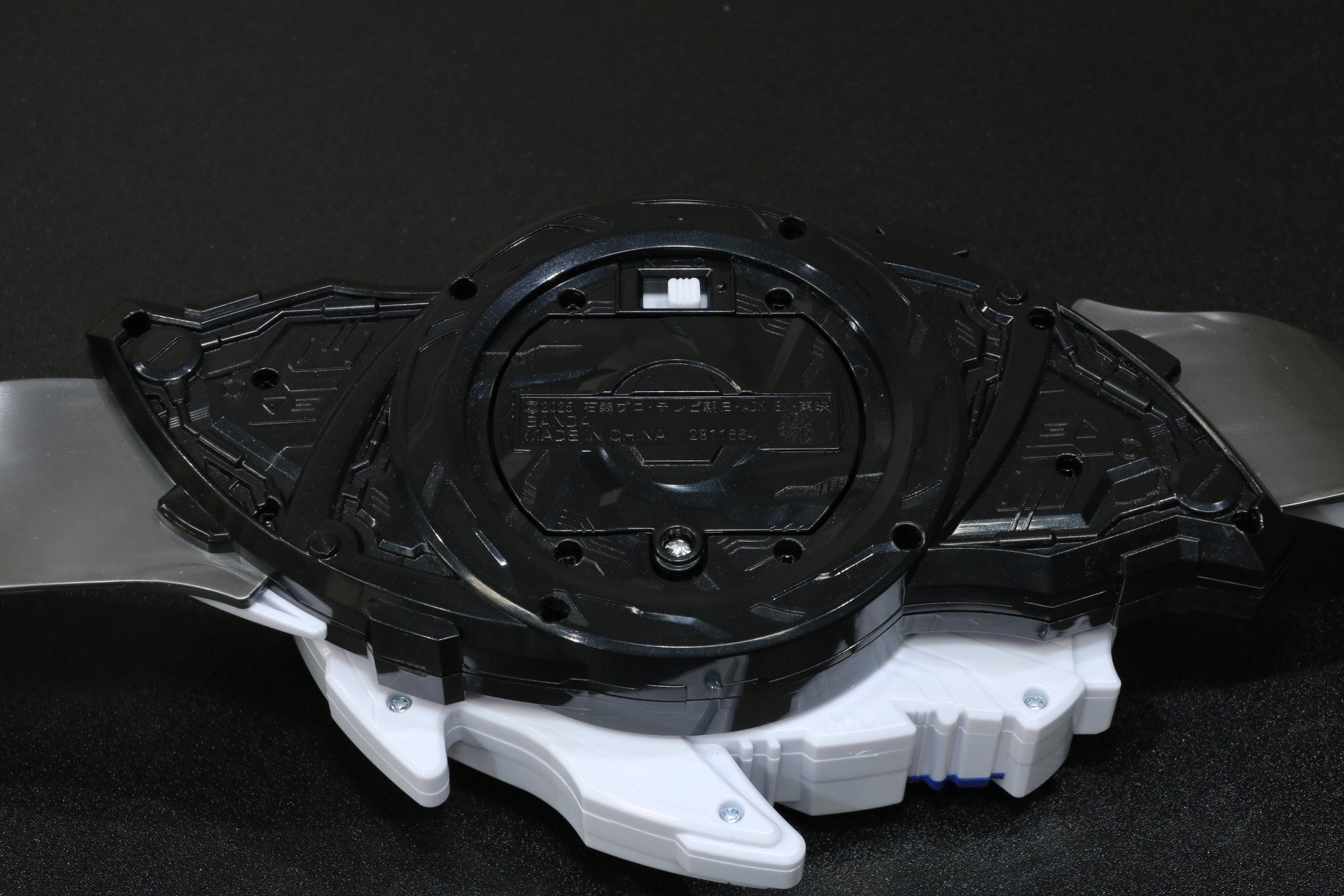 裏面に電池ぶたと電源スイッチが設けられている