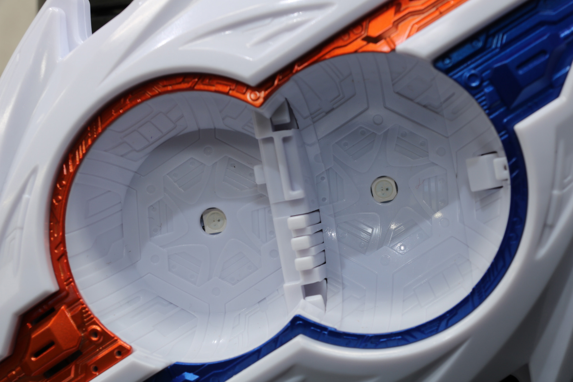 ベルト中央部のカプセムの装填口には緻密に配置されたスイッチやLEDが詰まっている。