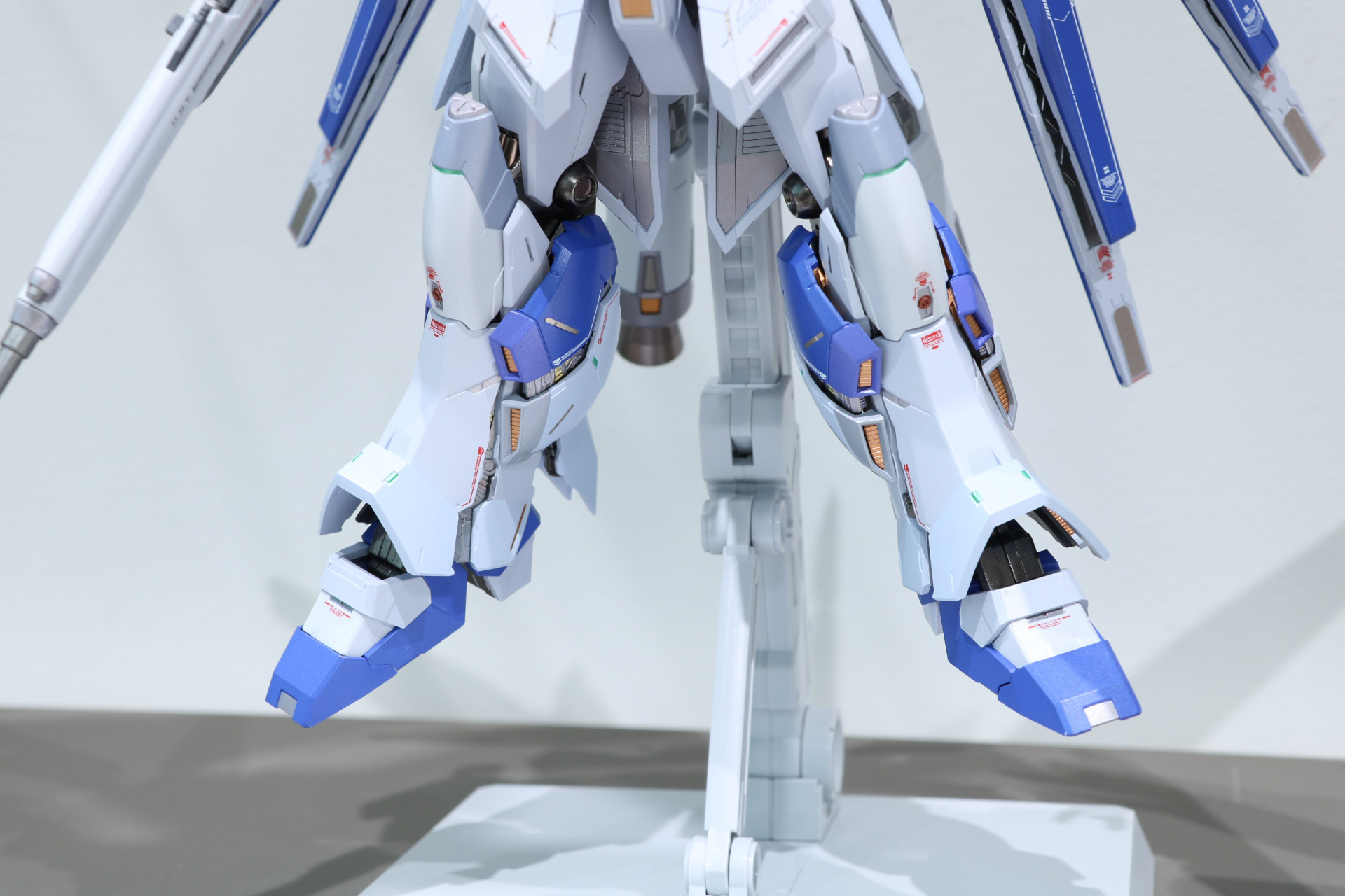 「METAL BUILD Hi-νガンダム［METAL BUILD EXPO］」（左）は配色パターンも変わり、印象も変化