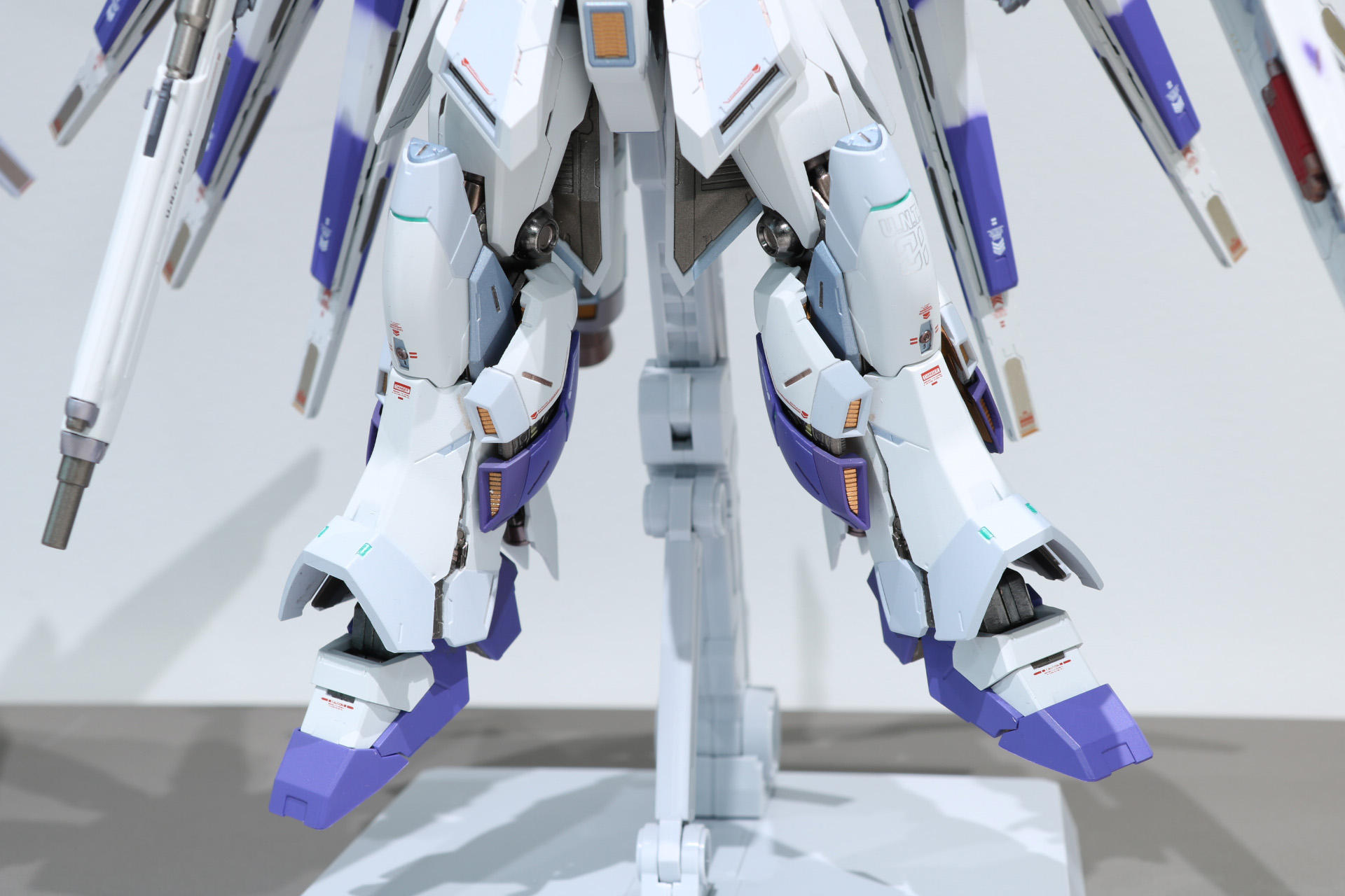 「METAL BUILD Hi-νガンダム［METAL BUILD EXPO］」（左）は配色パターンも変わり、印象も変化
