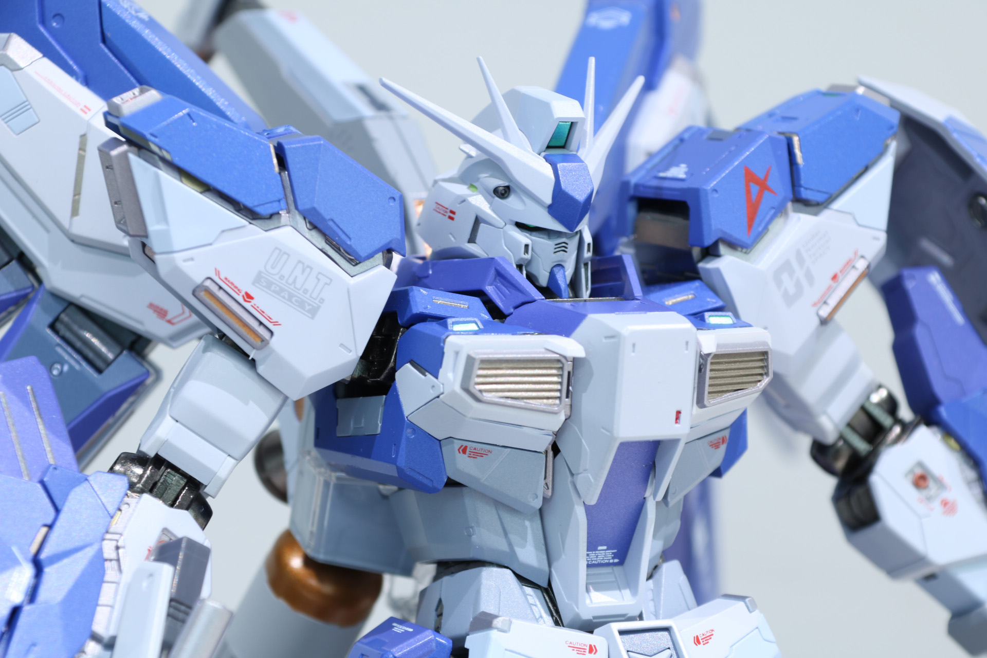 「METAL BUILD Hi-νガンダム［METAL BUILD EXPO］」（左）の胸部ダクトなど細かい部分でカラーリングも変化