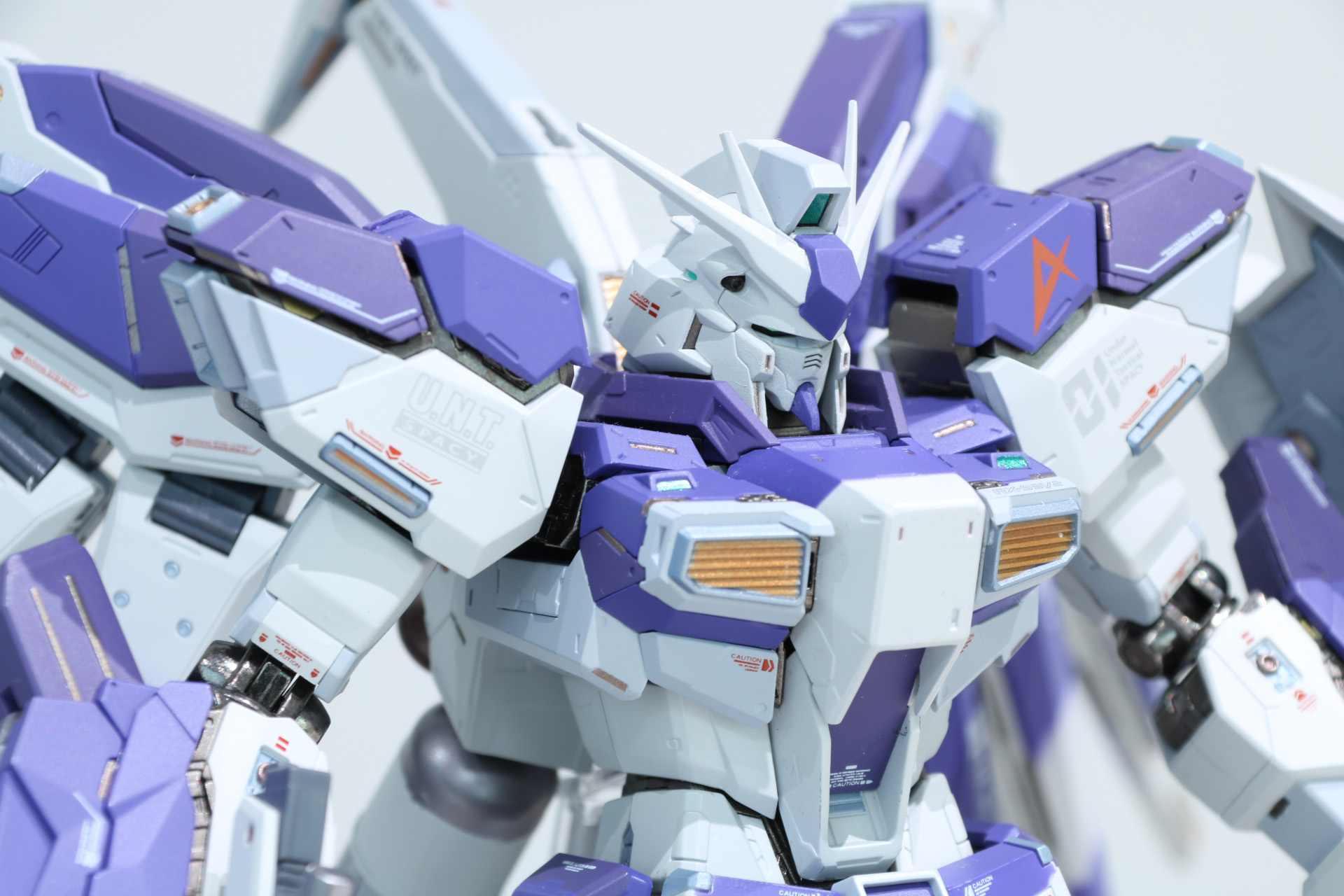 「METAL BUILD Hi-νガンダム［METAL BUILD EXPO］」（左）の胸部ダクトなど細かい部分でカラーリングも変化