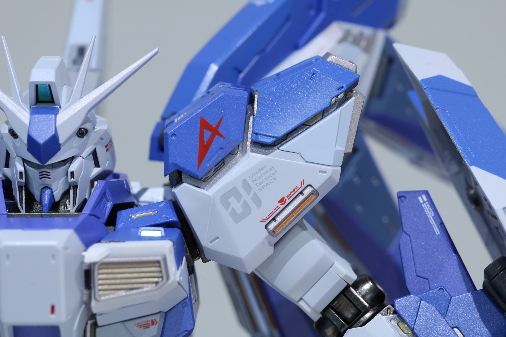 「METAL BUILD Hi-νガンダム［METAL BUILD EXPO］」（左）と「METAL BUILD Hi-νガンダム」（右）の肩部