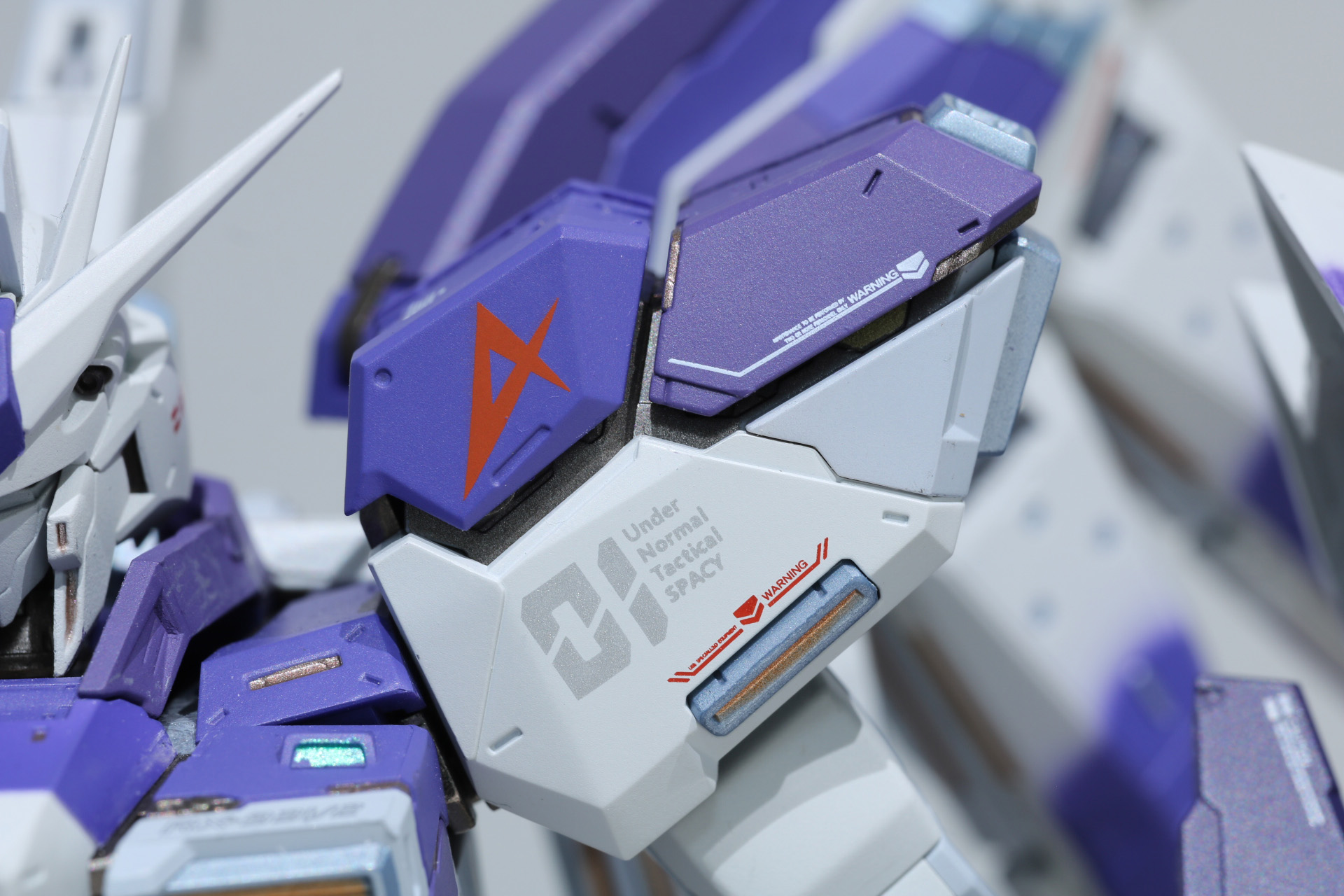 「METAL BUILD Hi-νガンダム［METAL BUILD EXPO］」（左）と「METAL BUILD Hi-νガンダム」（右）の肩部