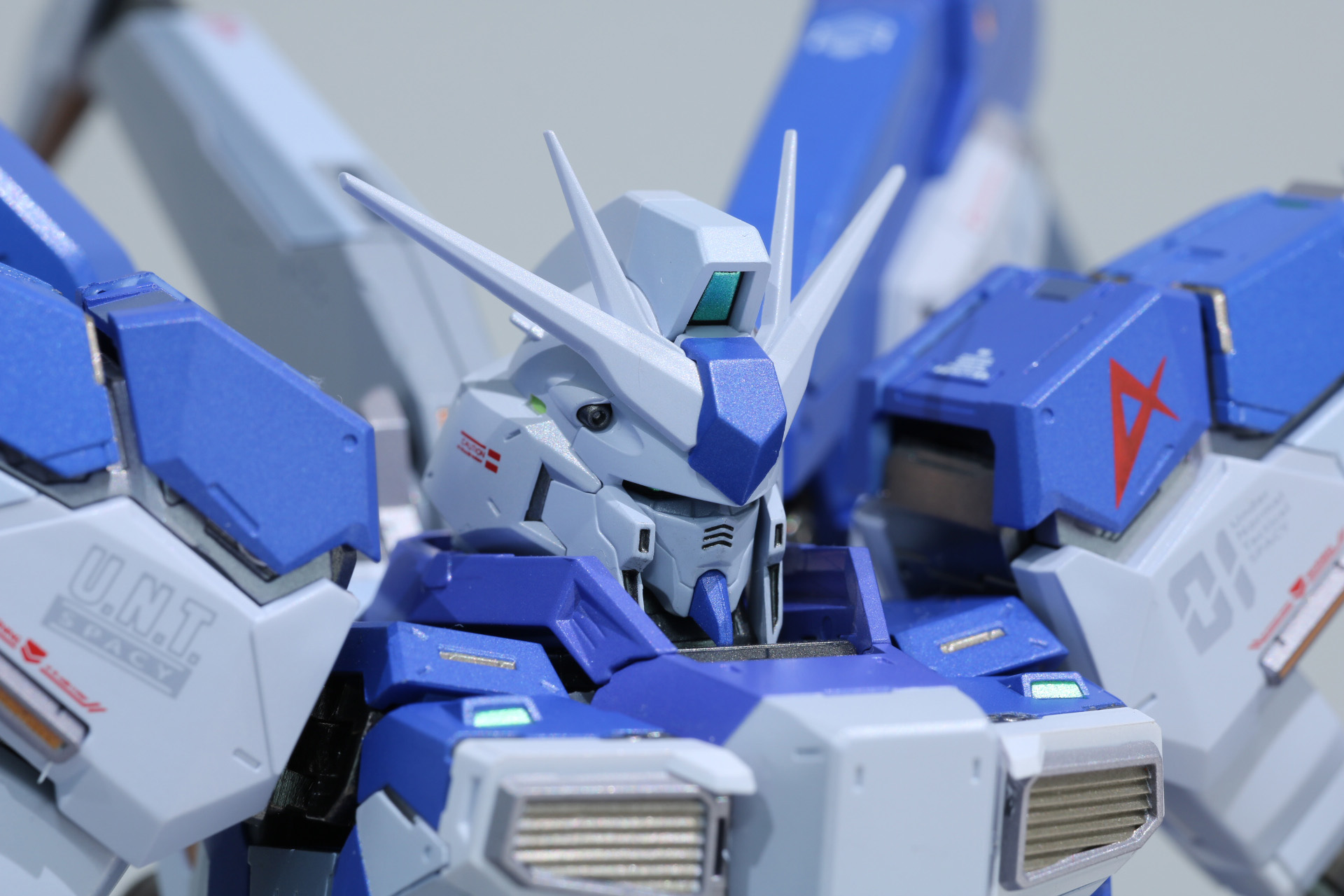「METAL BUILD Hi-νガンダム［METAL BUILD EXPO］」（左）と「METAL BUILD Hi-νガンダム」（右）の頭部