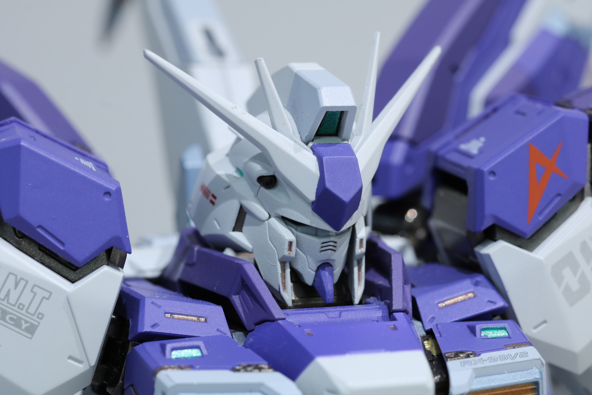 「METAL BUILD Hi-νガンダム［METAL BUILD EXPO］」（左）と「METAL BUILD Hi-νガンダム」（右）の頭部