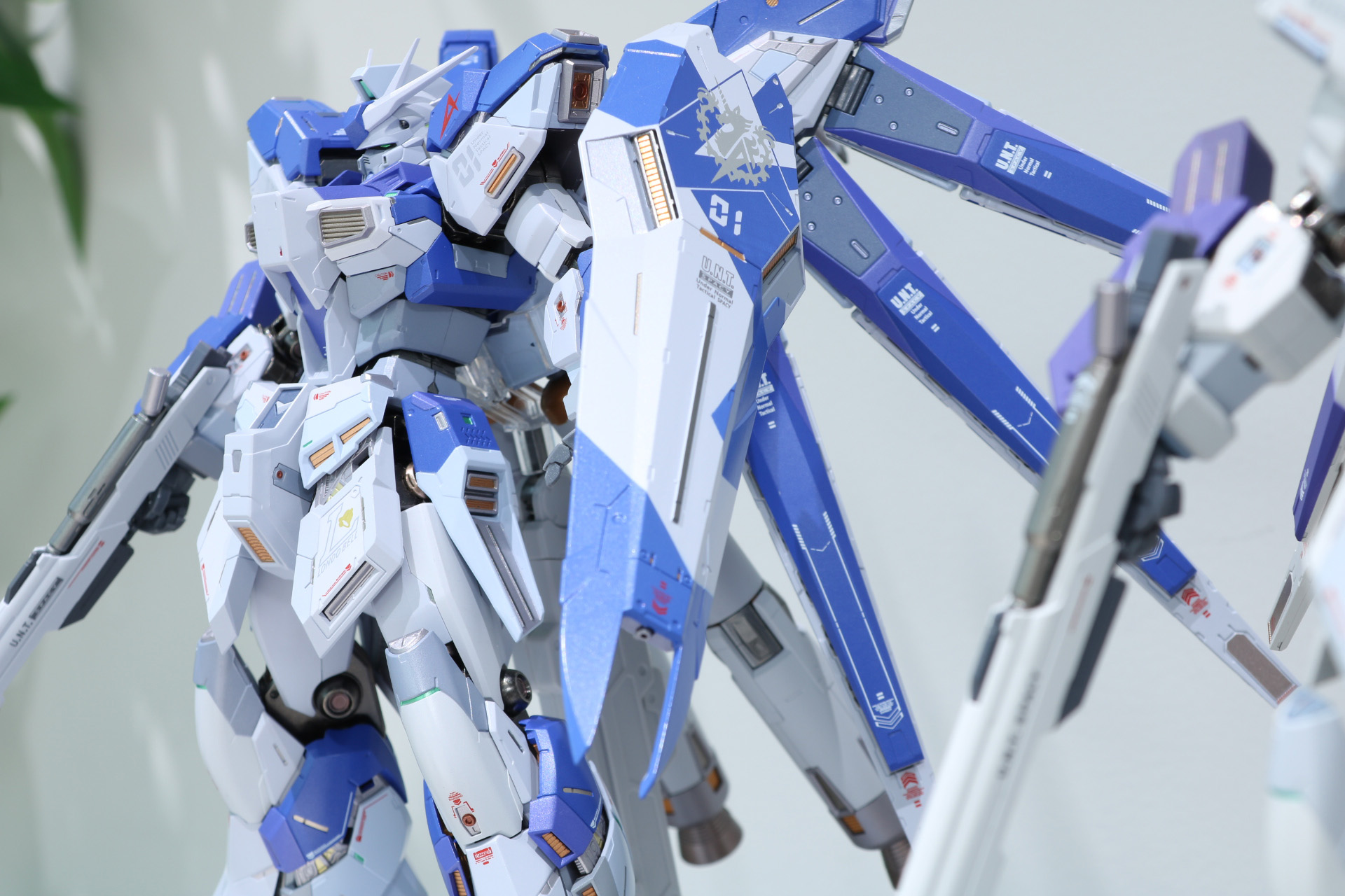 「METAL BUILD Hi-νガンダム［METAL BUILD EXPO］」（左）のシールド配色も変化