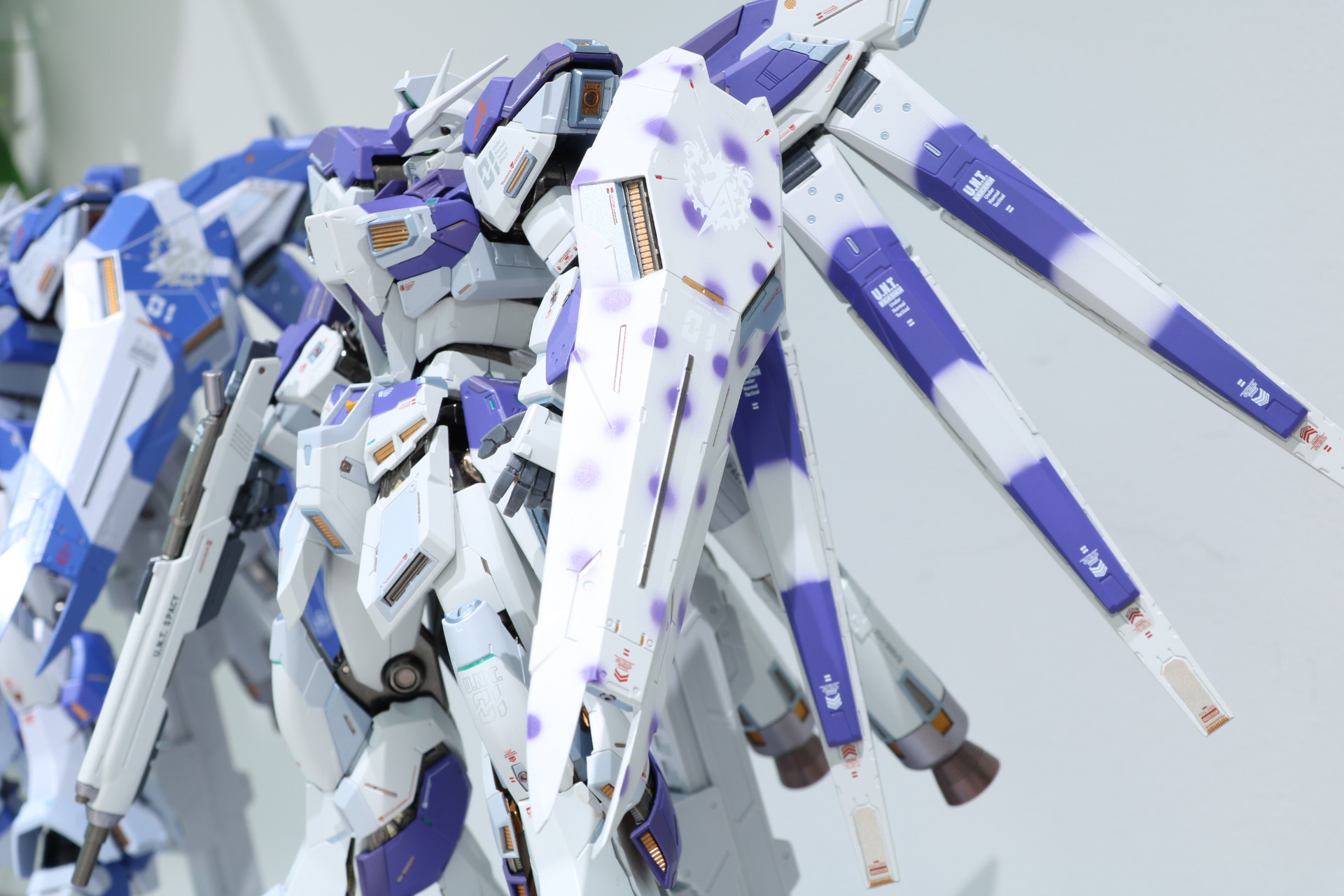「METAL BUILD Hi-νガンダム［METAL BUILD EXPO］」（左）のシールド配色も変化