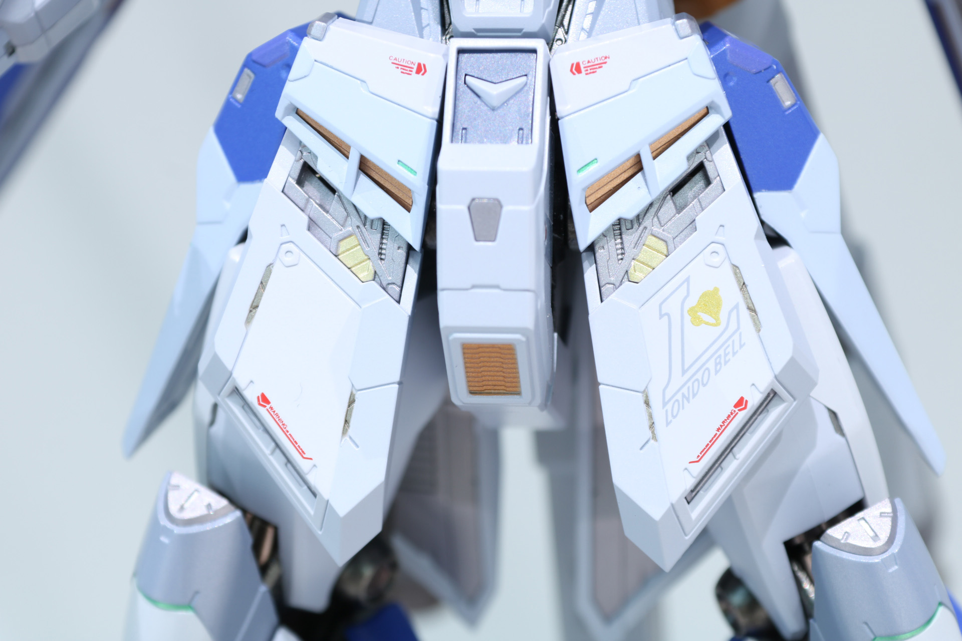 「METAL BUILD Hi-νガンダム［METAL BUILD EXPO］」（左）ではアーマー展開時に見えるメタリック塗装も明るいシルバーとなっている