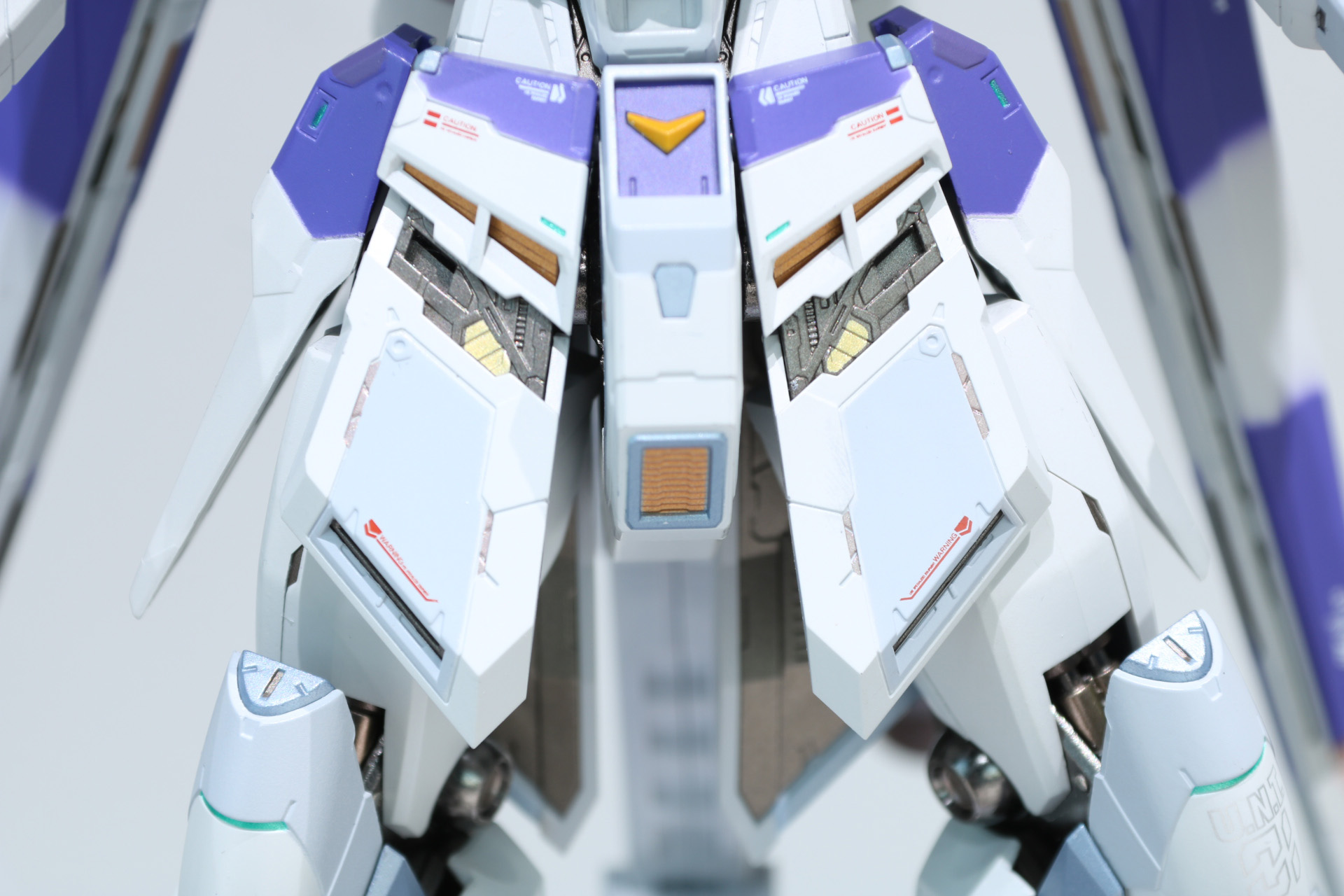 「METAL BUILD Hi-νガンダム［METAL BUILD EXPO］」（左）ではアーマー展開時に見えるメタリック塗装も明るいシルバーとなっている