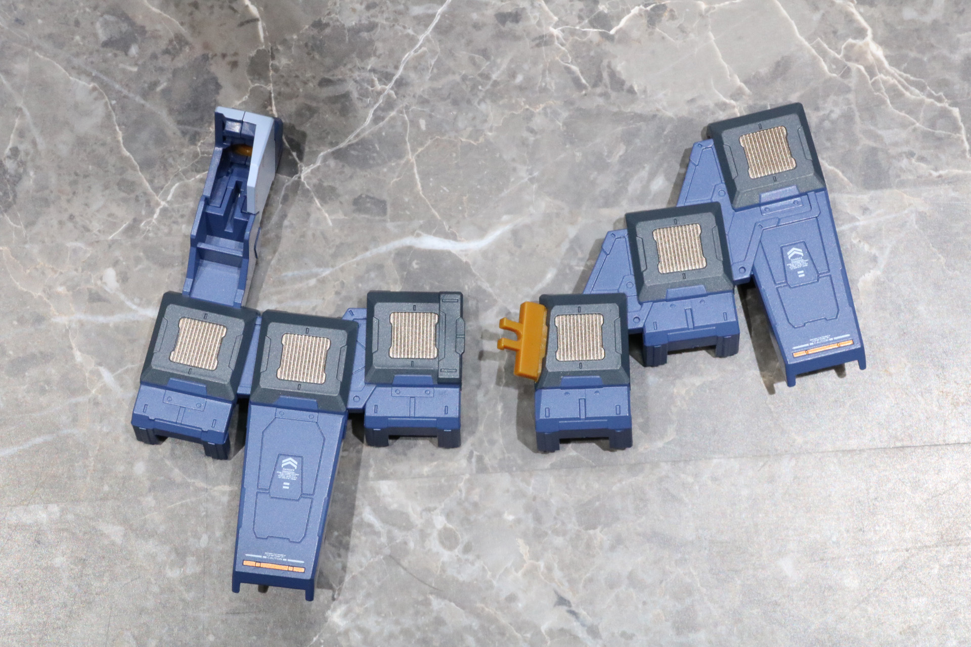 新規造形のフィン・ファンネル用ジョイントパーツ