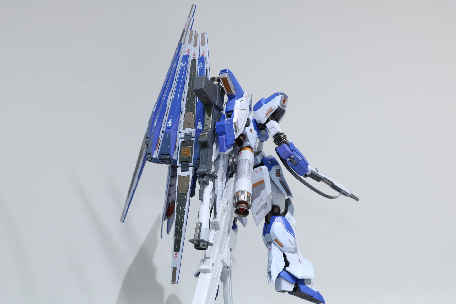 「νガンダム」を連想させる後ろ姿