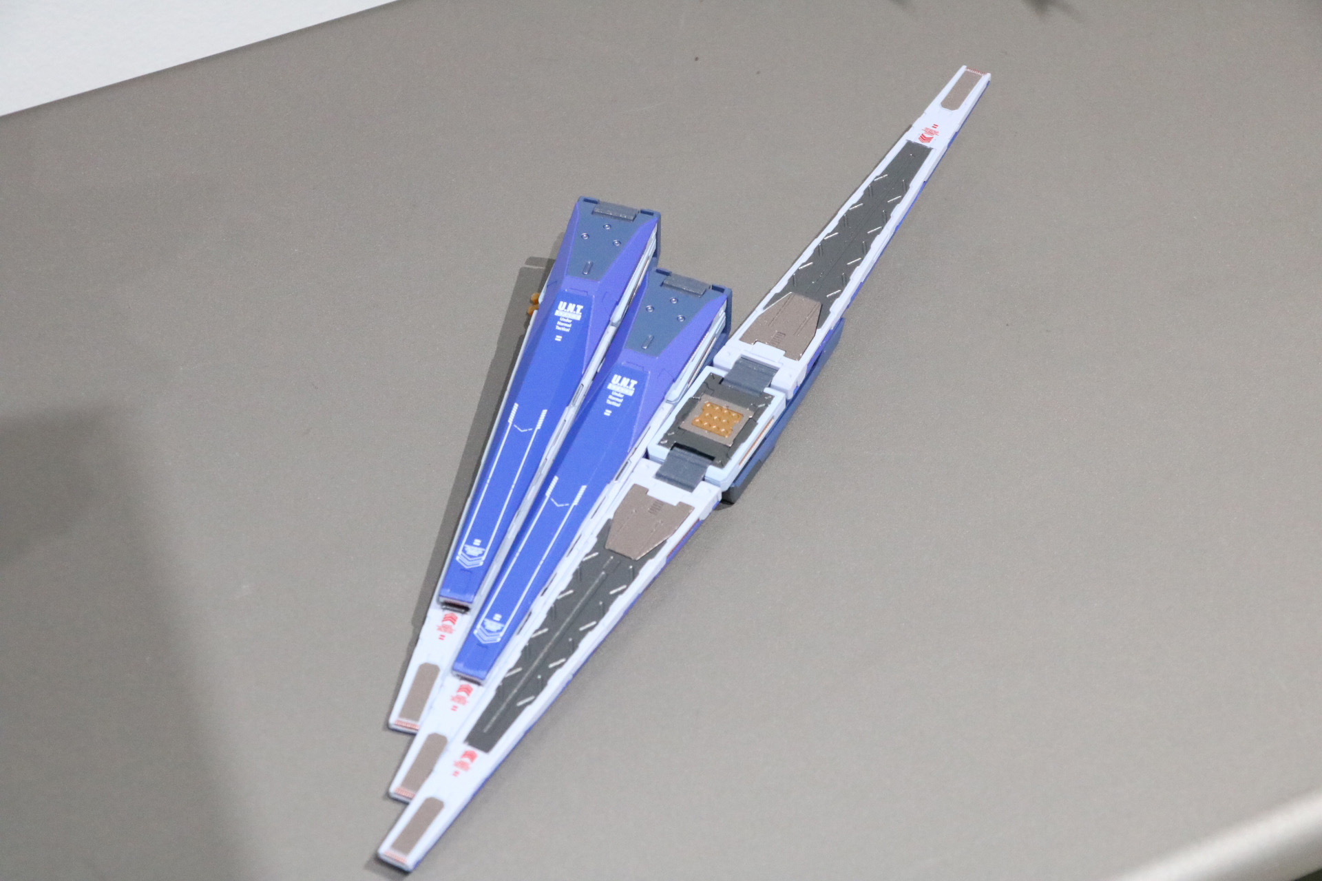 ジョイントパーツは分割でき、フィン・ファンネルを3基付けた状態などにできる