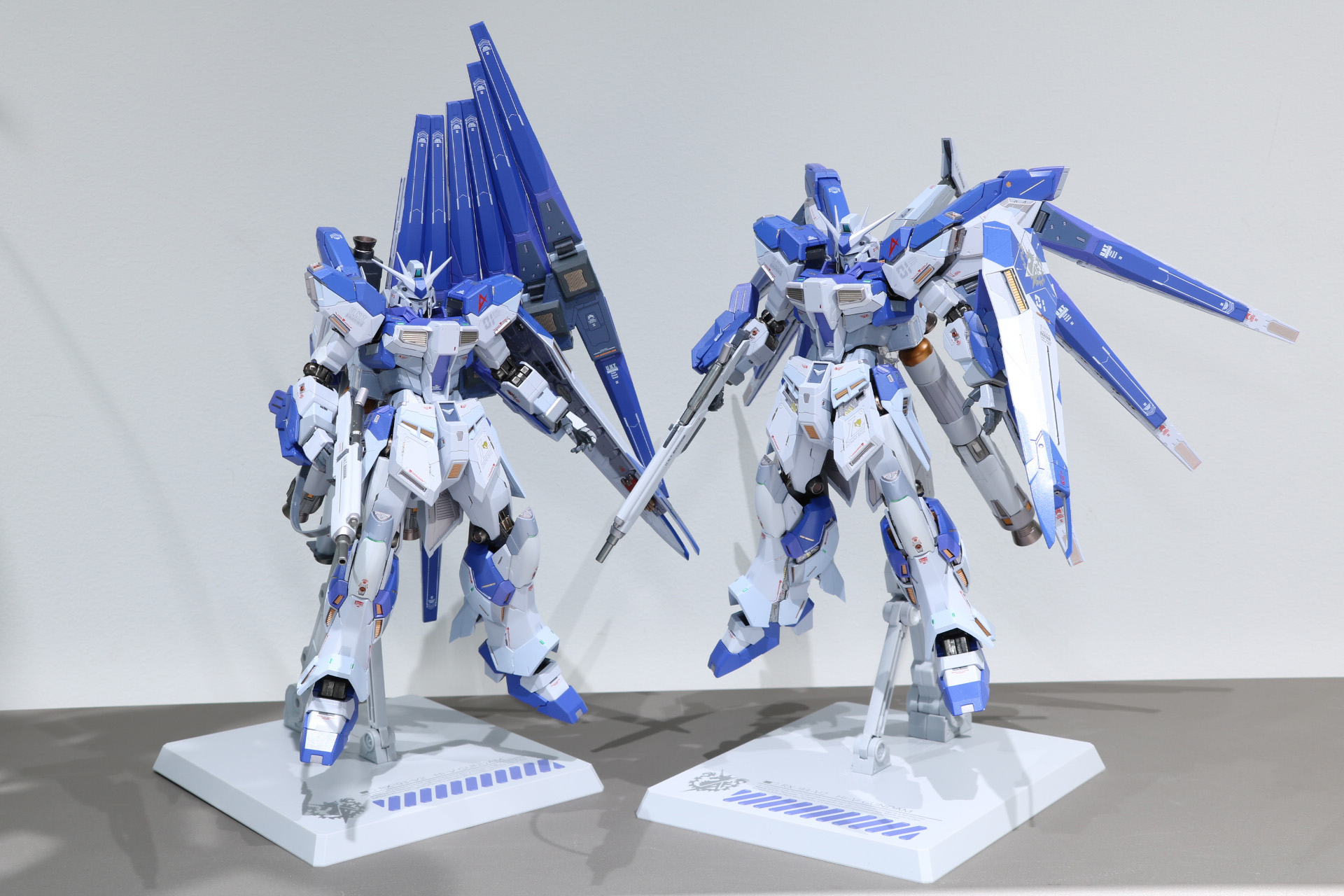 「Hi-νガンダム」の翼のようにフィン・ファンネルを装備した姿と「νガンダム」のような片マントのようにフィン・ファンネルを装備した姿を再現することができる