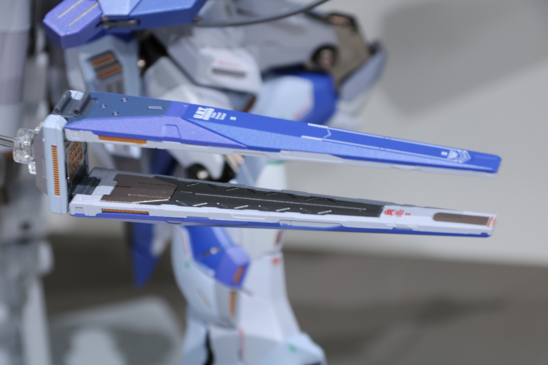 エフェクト用ジョイントアームによってフィン・ファンネルをディスプレイすることができる