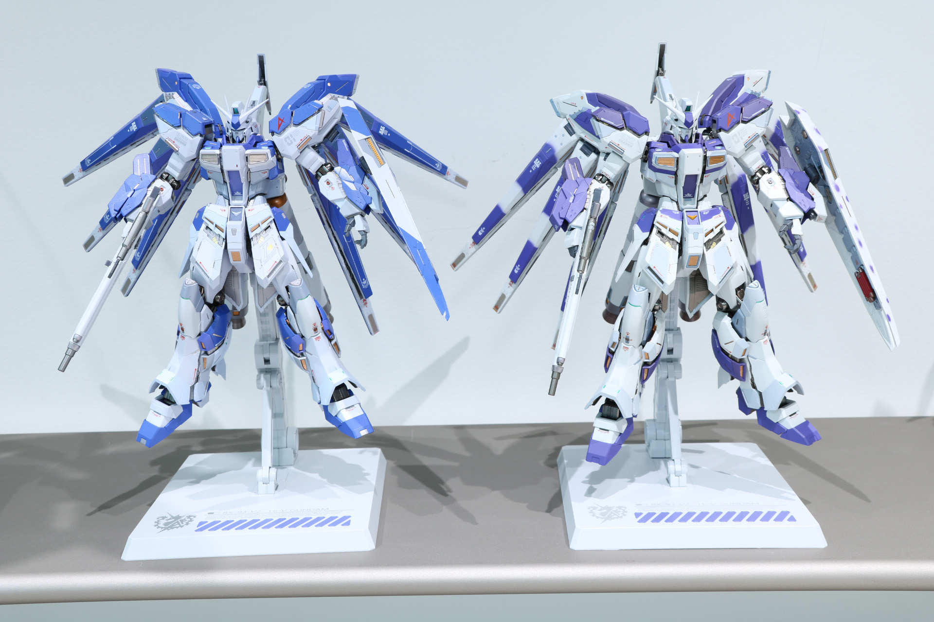 「METAL BUILD Hi-νガンダム［METAL BUILD EXPO］」（左）と「METAL BUILD Hi-νガンダム」（右）比較
