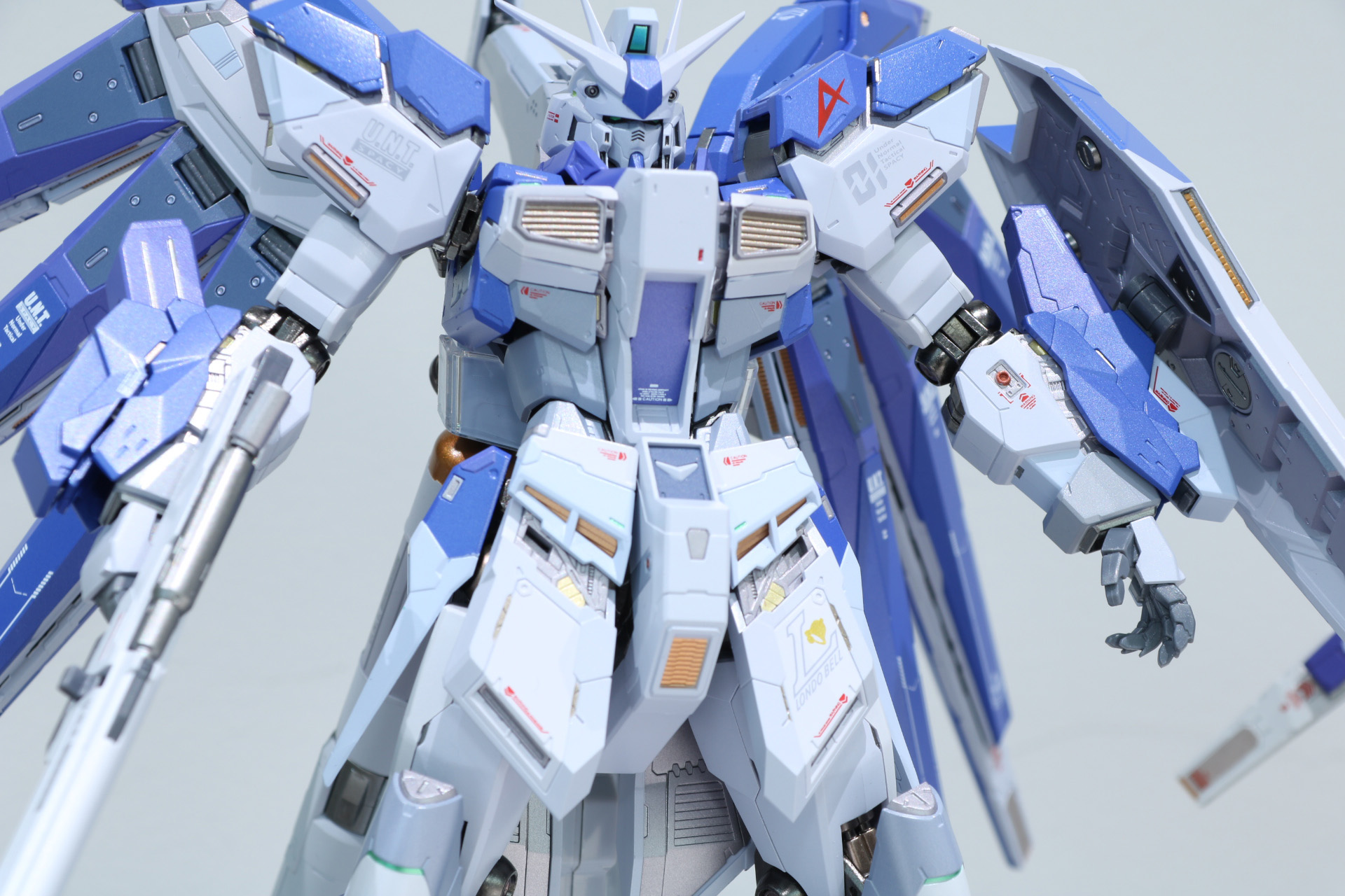「METAL BUILD Hi-νガンダム［METAL BUILD EXPO］」（左）ではホワイトとブルーのカラーリングとなり、ツヤのある仕上がりとなっている