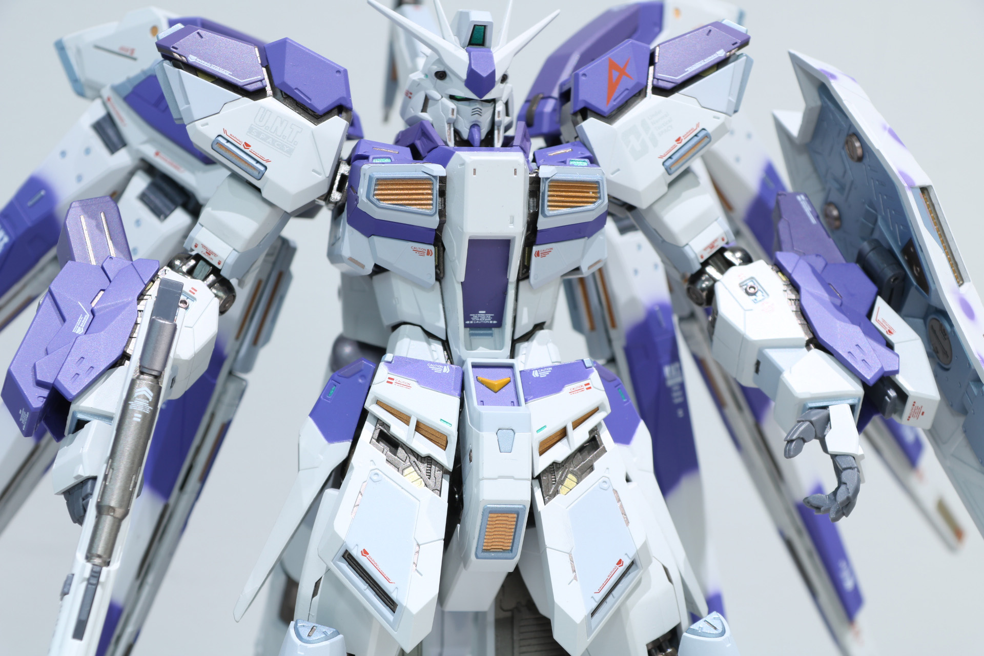 「METAL BUILD Hi-νガンダム［METAL BUILD EXPO］」（左）ではホワイトとブルーのカラーリングとなり、ツヤのある仕上がりとなっている