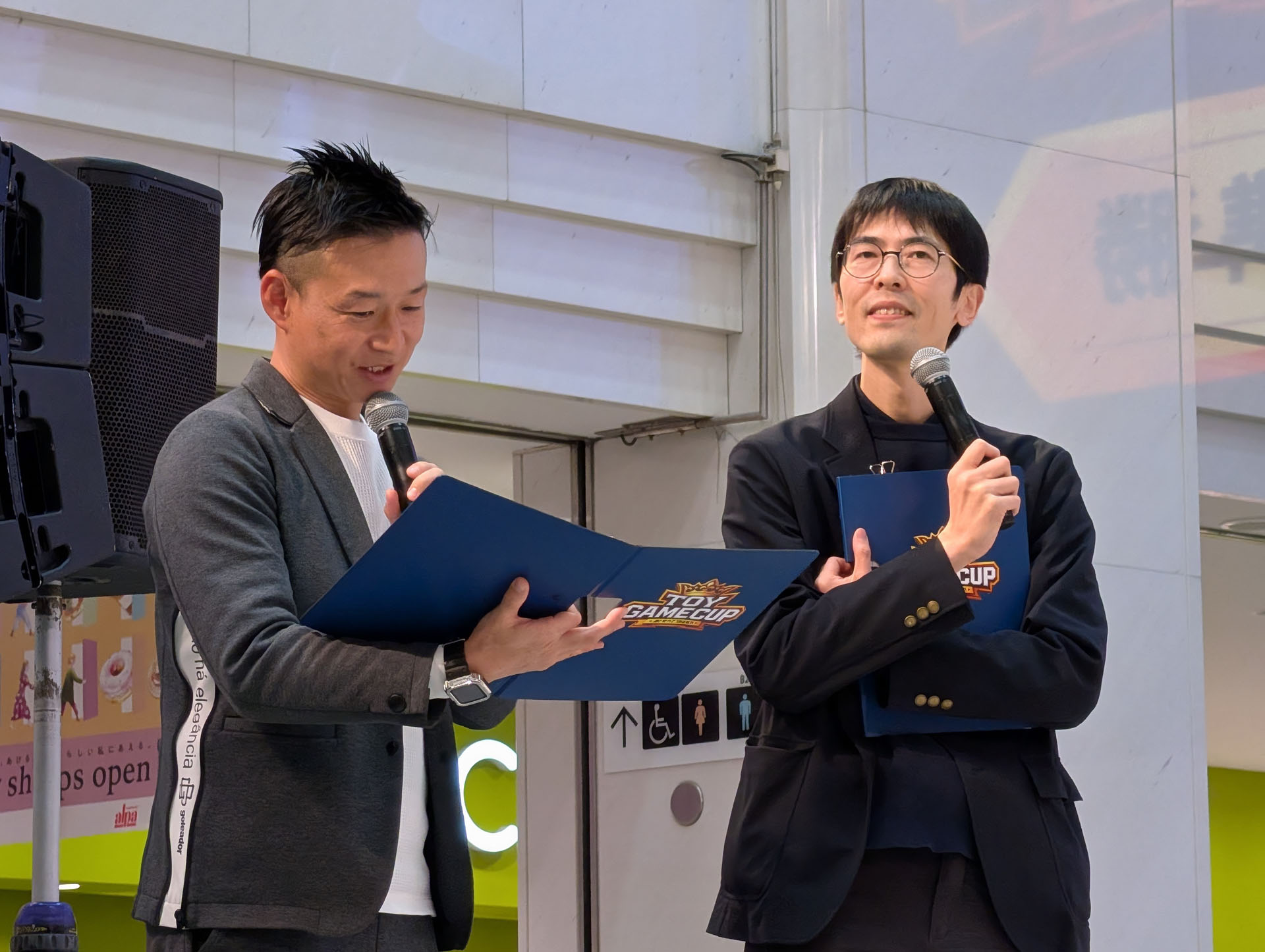 MCにはリアルスポーツのMCや実況、現場盛り上げ屋として活躍する「おのしん」こと小野晋一郎氏、解説には株式会社ウサギにて、ボードゲームの開発や店舗導入、PRなどを行なう高橋晋平氏(@simpeiidea)が務めた