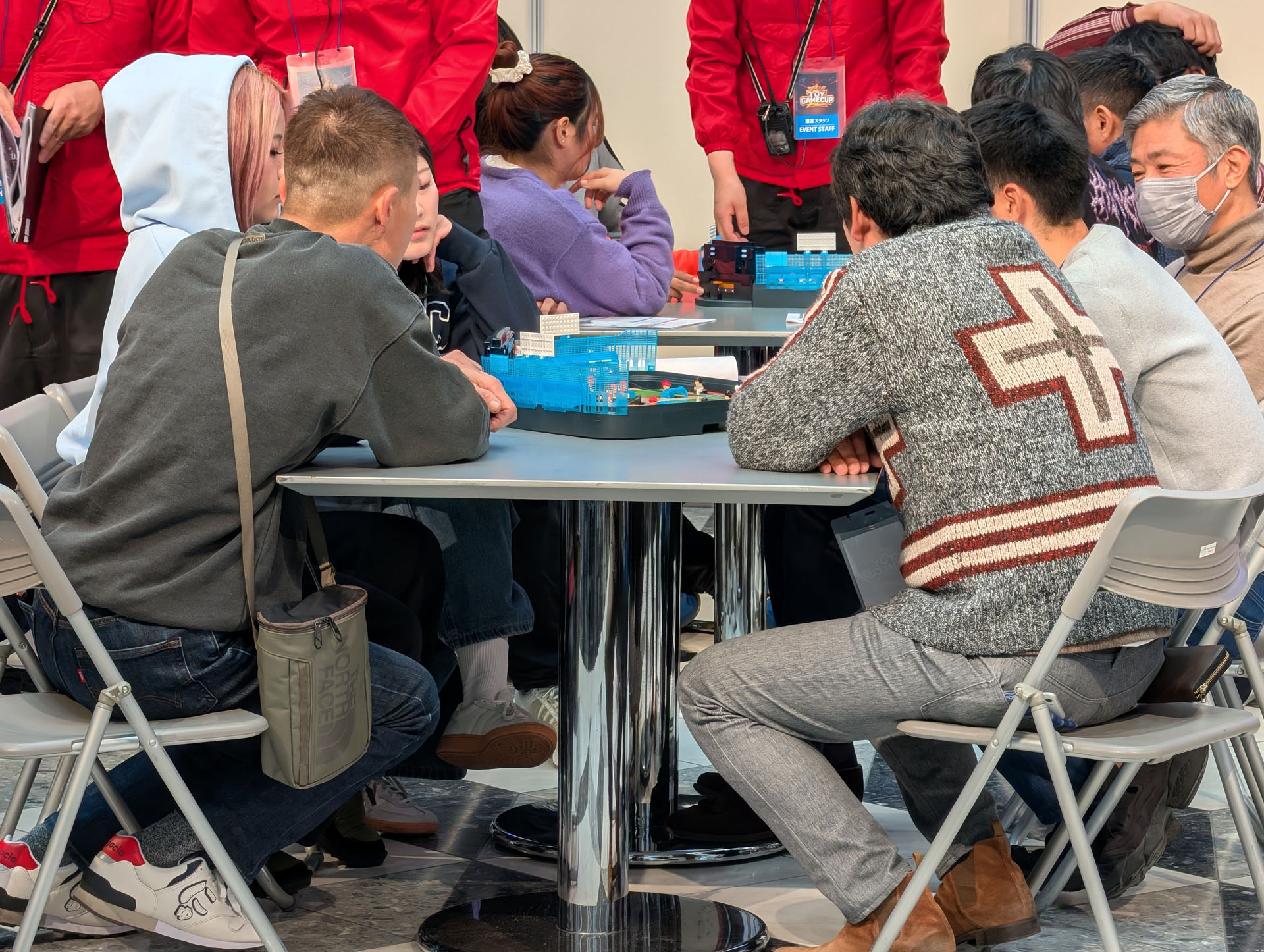 昔からある「野球盤」を年齢差のあるプレーヤーたちが囲んでプレイする様子はとても印象深い。なお、大会ルールでは、全9イニングのところ、2イニング制での対決となる