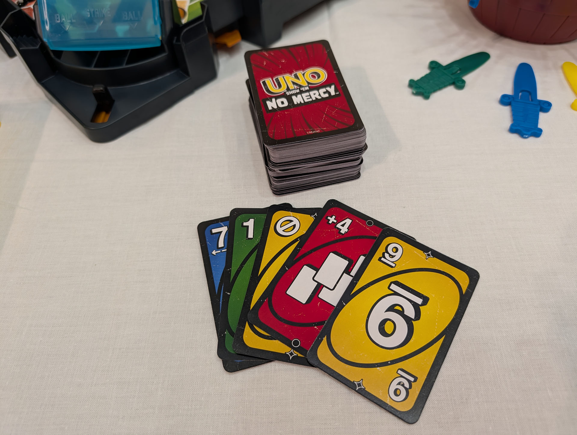 マテル・インターナショナルの「ウノ ハンパねぇ！」はお馴染みのカードゲーム「UNO」にさらに過激な妨害カードを増やしたもの