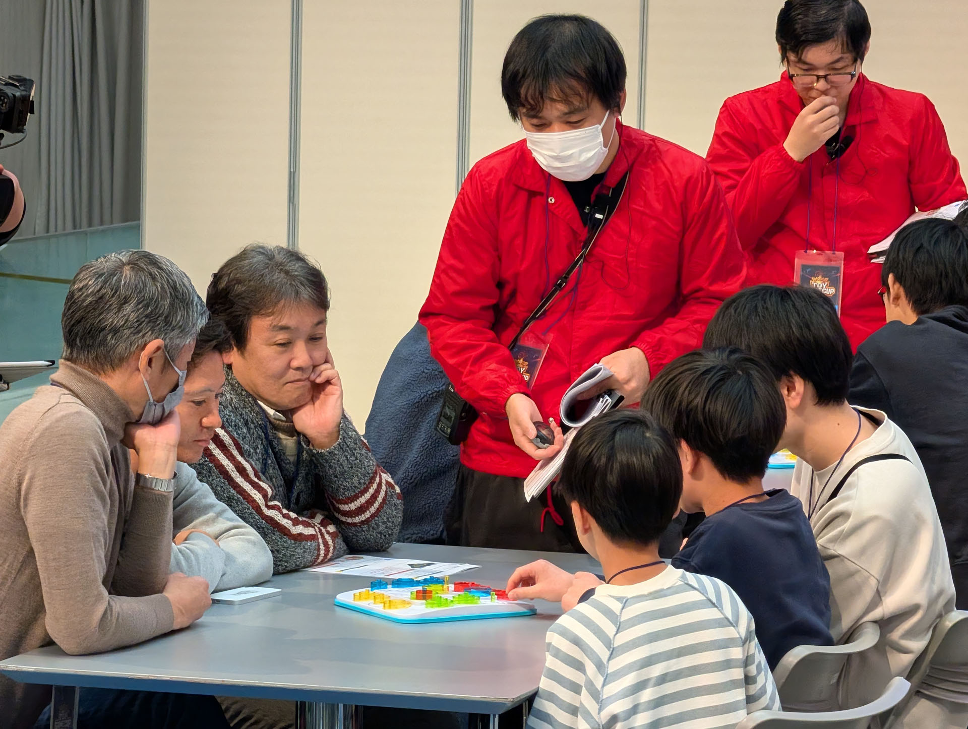 「オートリオ」で対戦する両チームの真剣な表情