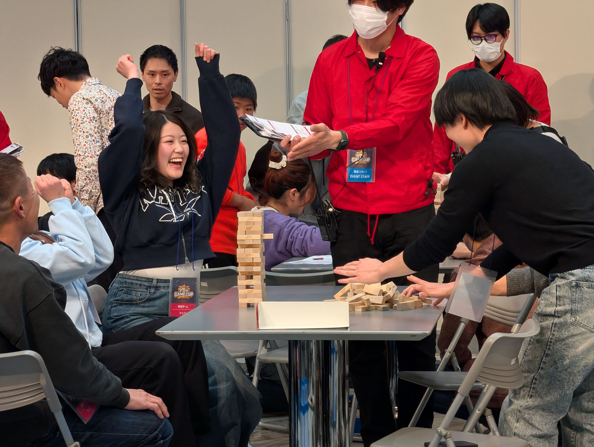 相手チームのジェンガが崩れて、思わずガッツポーズを見せる参加者