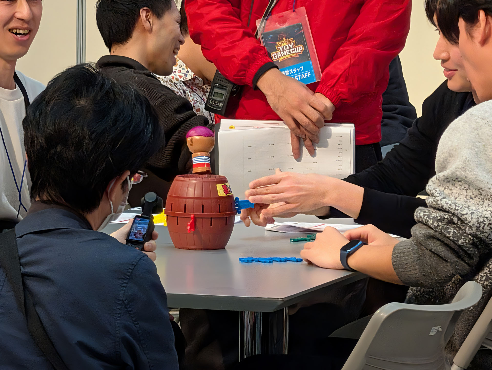 「黒ひげ危機一発」は飛び出す瞬間がビックリするが、ルール上は勝利なのでうれしいドッキリと言える