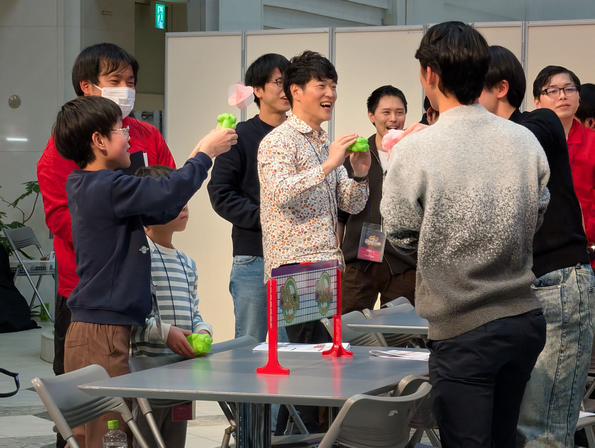 「ブタミントン」の不規則な羽根の動きに戸惑いながら必死にブタ型ラケットで空気を送るが対戦している人たちがみんな笑いながらプレイしている雰囲気が印象的だ