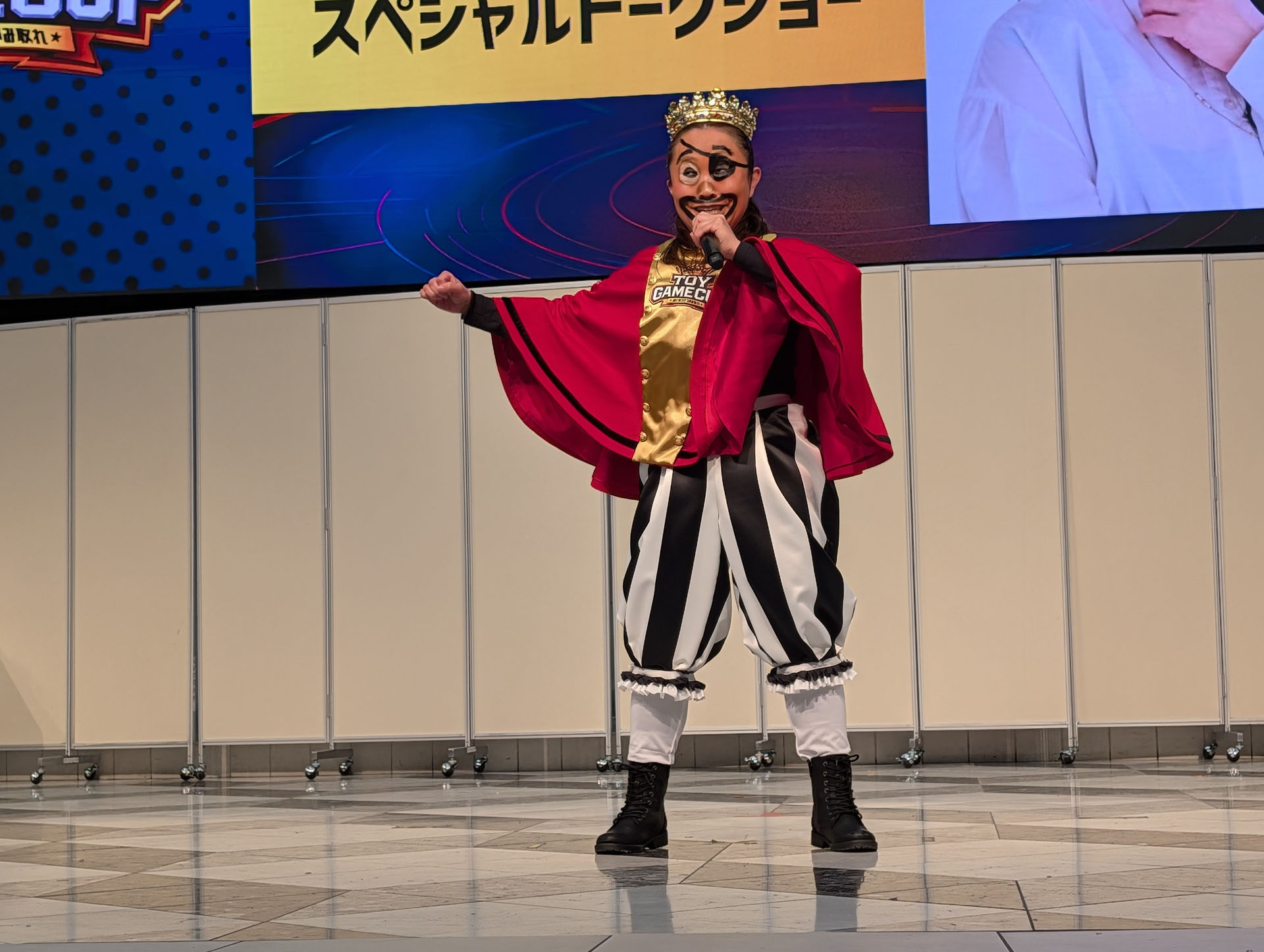 「第1回 TOY GAME CUP(トイゲームカップ)」のゲストとして、「トイゲームキングタロウ」に扮したキンタロー氏がゲストに登壇。衣装にはウン十万の費用がかかっているようだ