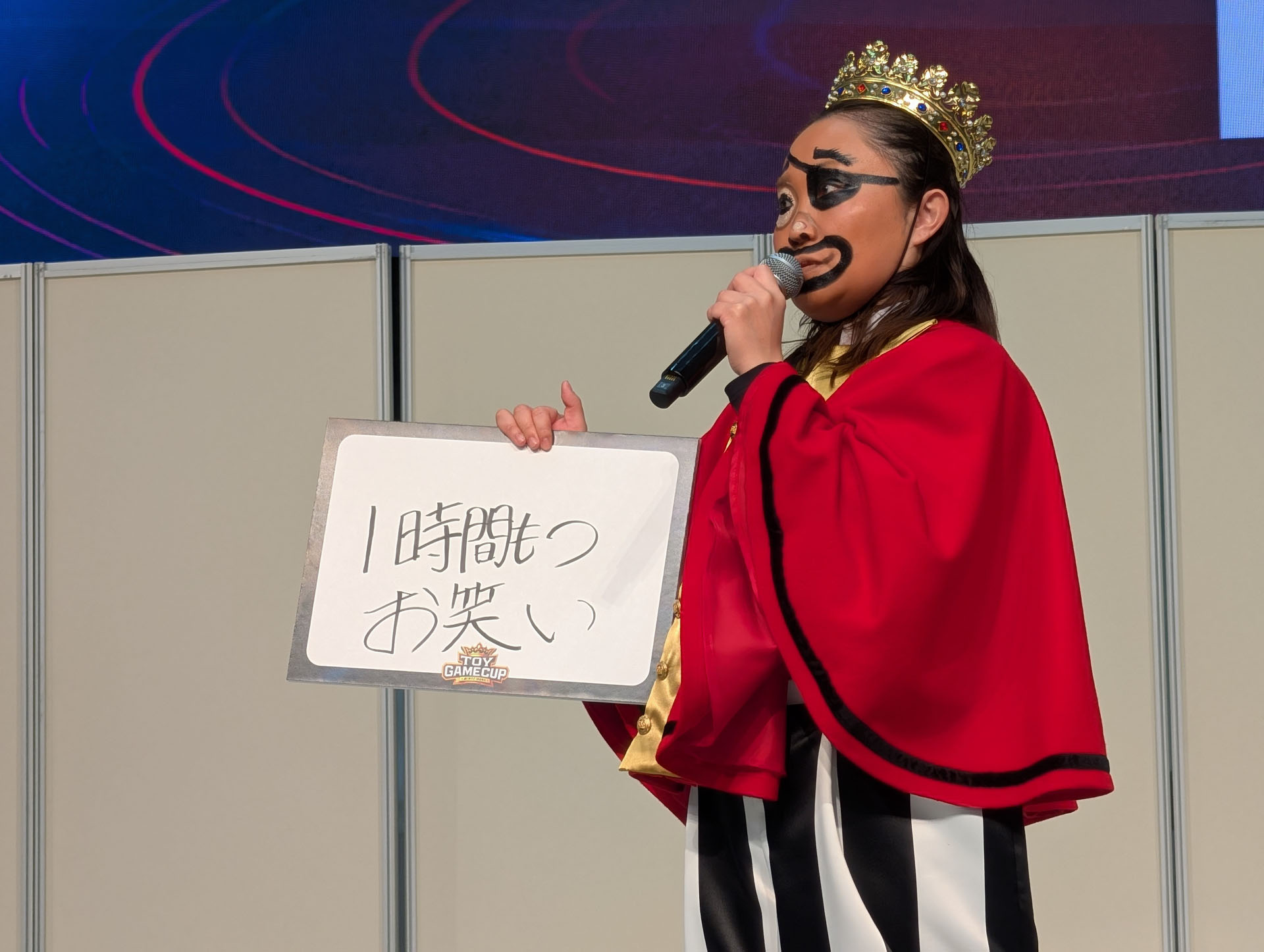 2026年の抱負は「1時間持つお笑い」と語り、現状出オチのキャラを変えて、上質で長く楽しめる笑いを目指したいと目標を掲げた