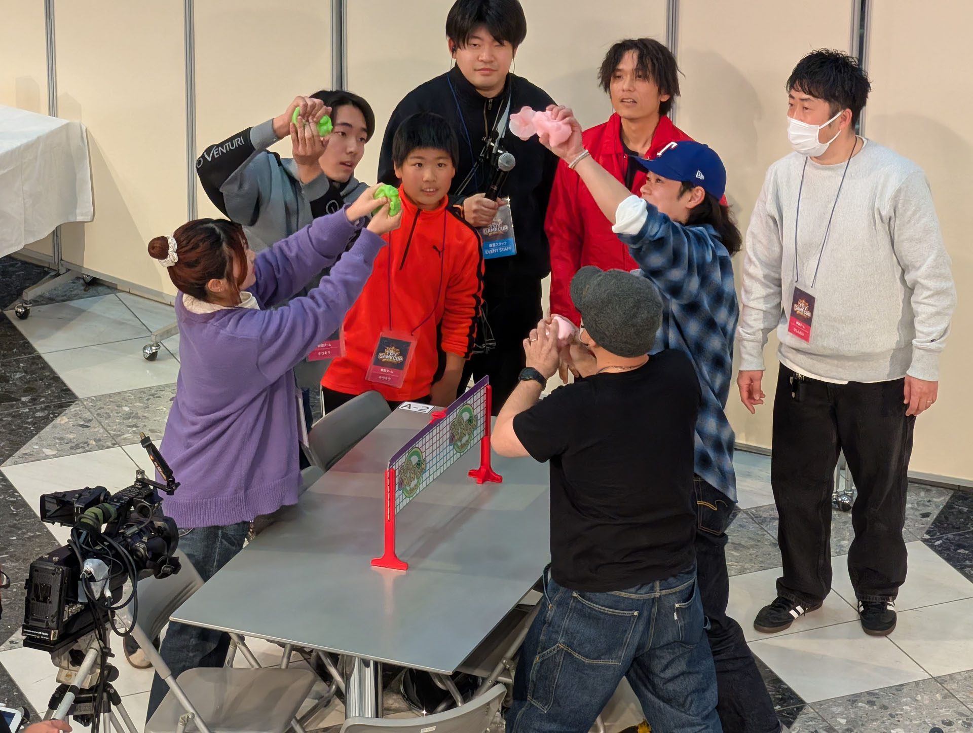 準決勝2戦目の「ブタミントン」対決は激闘の末、なんと7-6で「ひしんたい」が勝利！