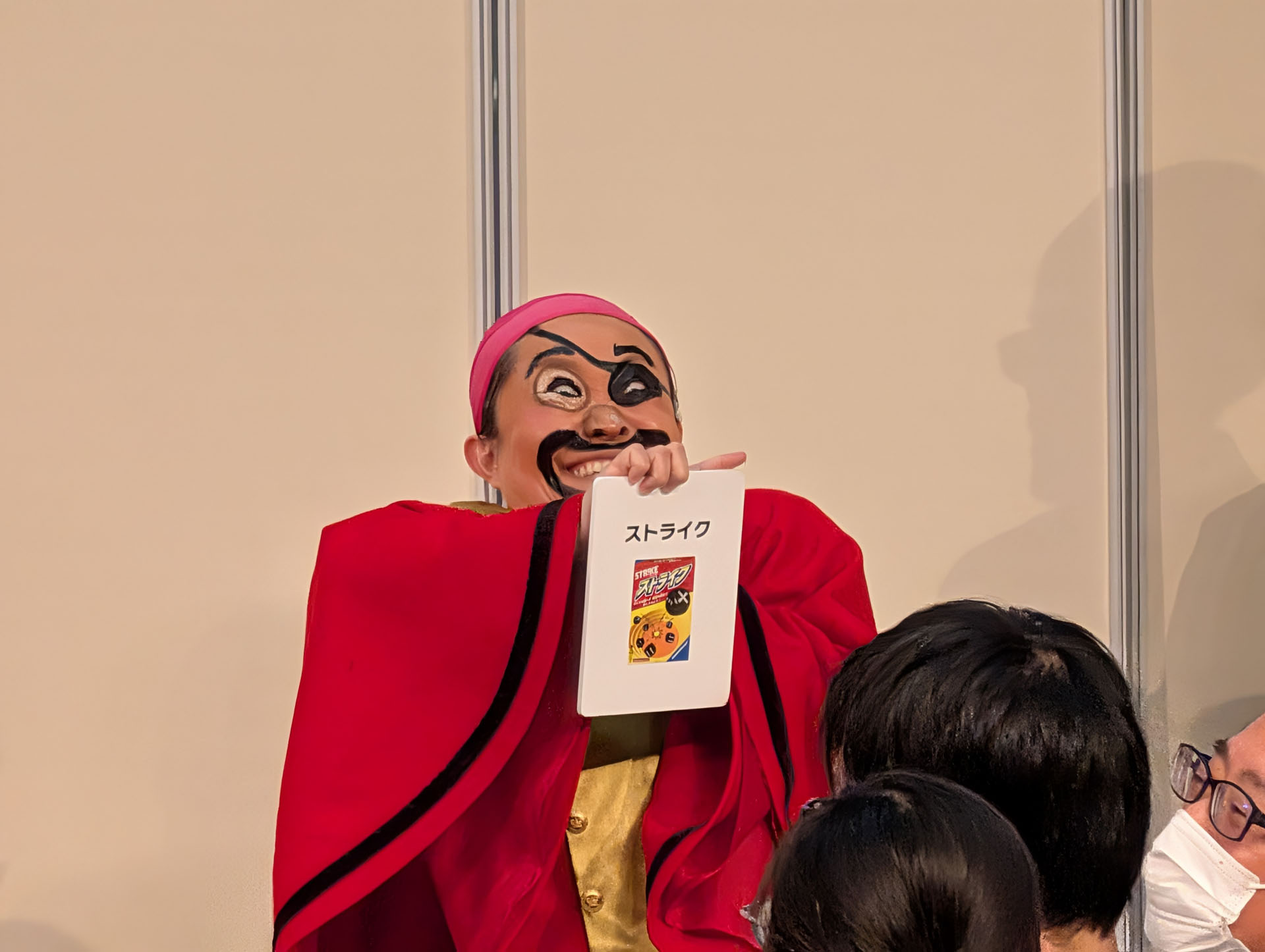 いよいよ迎えた決勝戦は「ひしんたい」と「大仏ッキー」の一騎打ち。準決勝で使われなかった3種類のゲームに加えて、キンタロー氏がランダムに選出したゲームはなんと「ブタミントン」と「ストライク」！