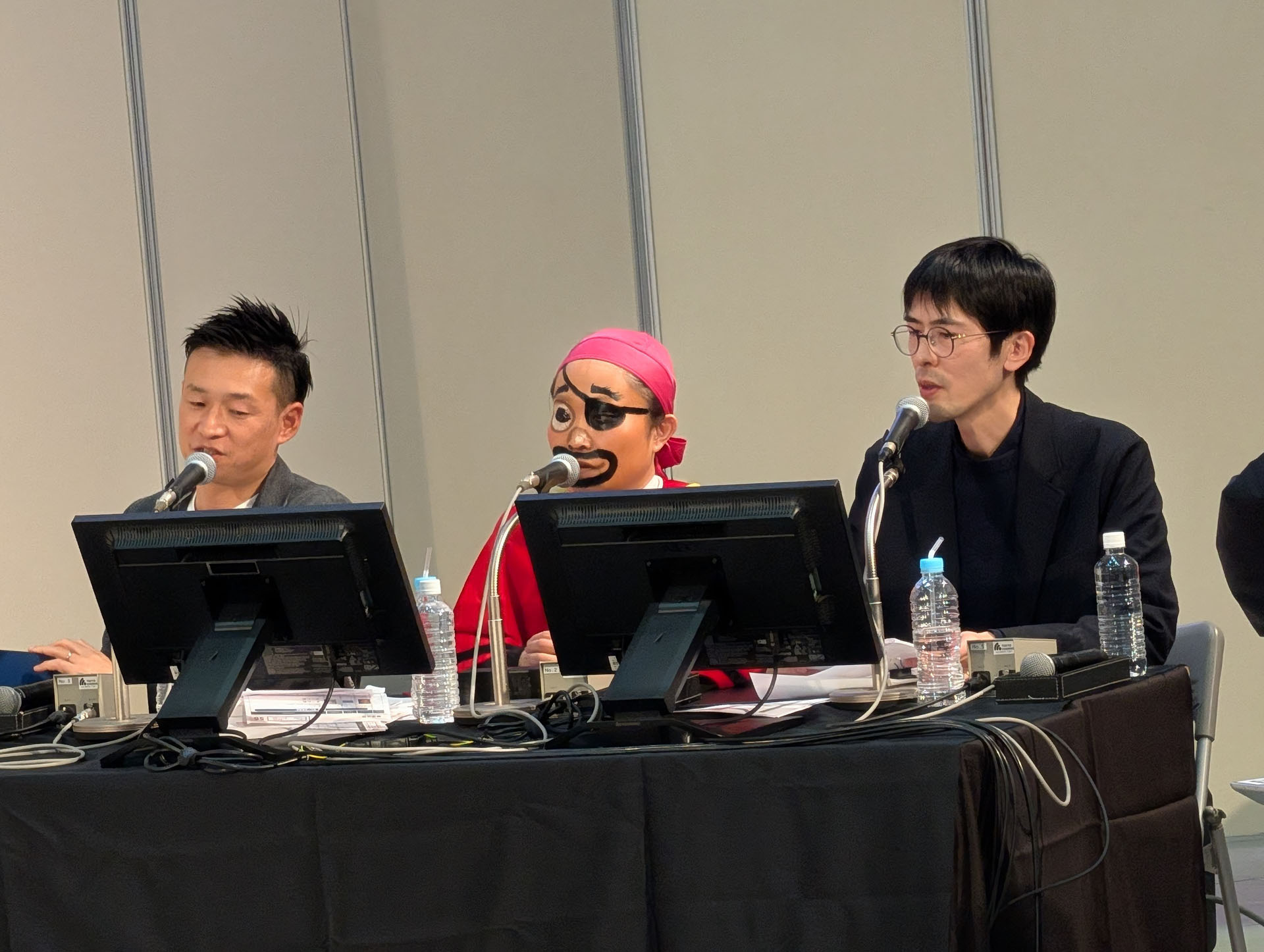 決勝戦の1戦目は「ウノ ハンパねぇ！」でのバトル。ここで解説の高橋氏が「ドローが累積するのは実はローカルルールなんですよ」と「UNO」オリジナルルールにおいて、ドローをかわす方法はない点をアピールして、決勝戦から解説席に座るキンタロー氏や来場者たちを驚かせた