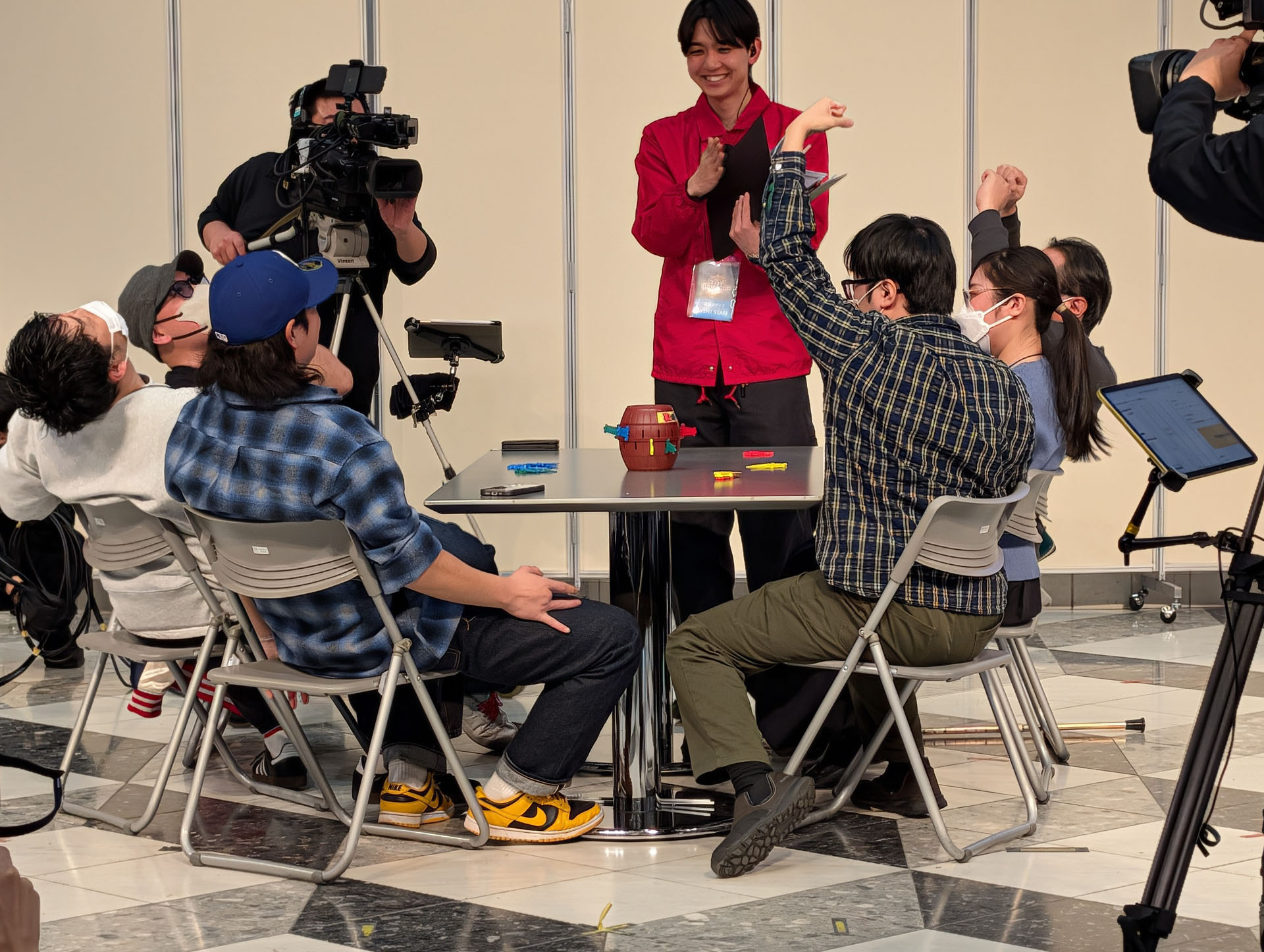 決勝戦の3戦目は「黒ひげ危機一発」で、こちらもサクサクと進み、最後は「大仏ッキー」が勝利してリーチを掛け、決勝戦まで勝ち上がった強さを見せつけた