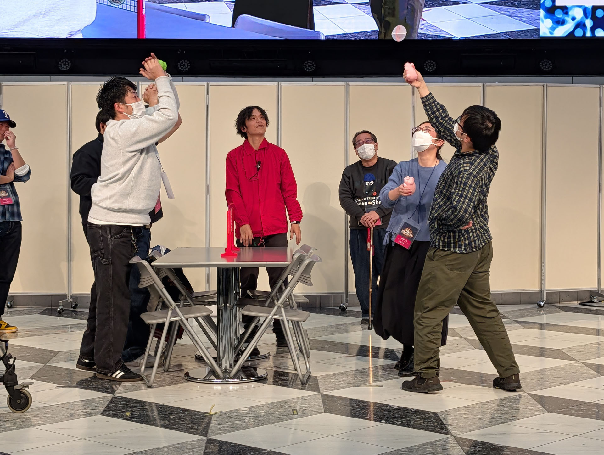 決勝戦の4戦目は「ブタミントン」対決！これまで「ブタミントン」で勝ち続けた「ひしんたい」がパーフェクトゲームを決めて再びドロー！この自軍から相手に空気を送る作戦がかなり功を奏した