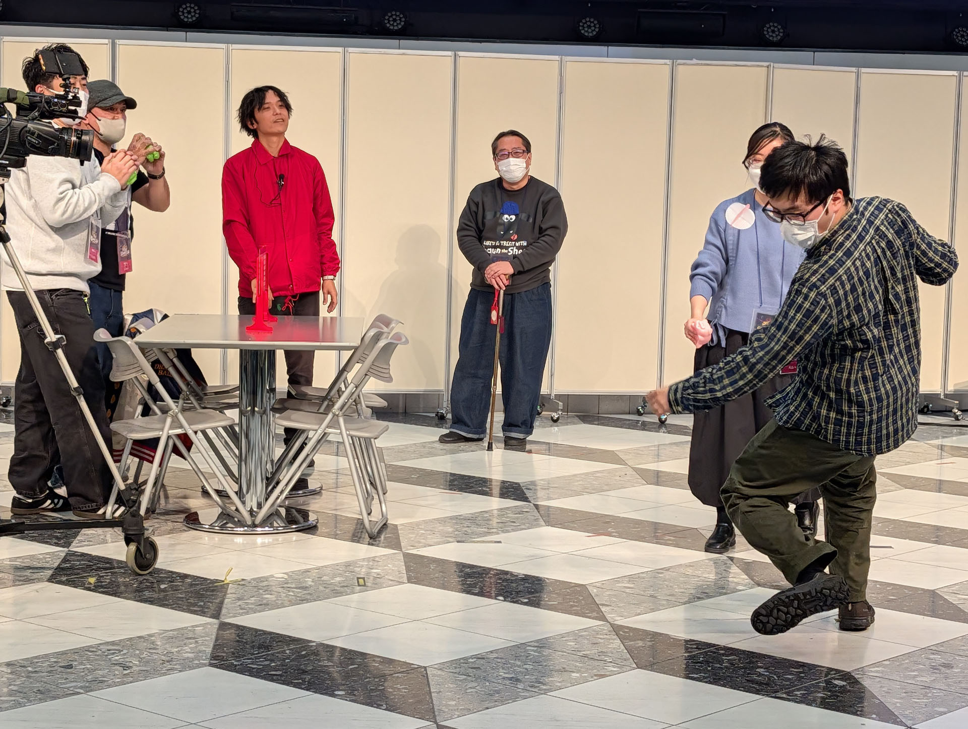 白熱するあまり、「大仏ッキー」のメンバーの1人が足をもつれさせて転びそうになってしまった！幸い転ぶ前に踏みとどまり、事故には至らなかった