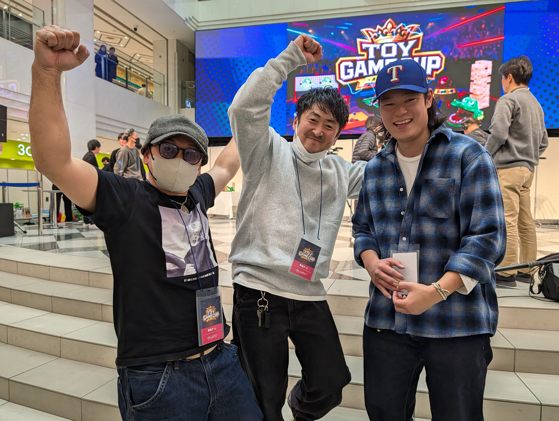 優勝した「ひしんたい」のメンバー3人