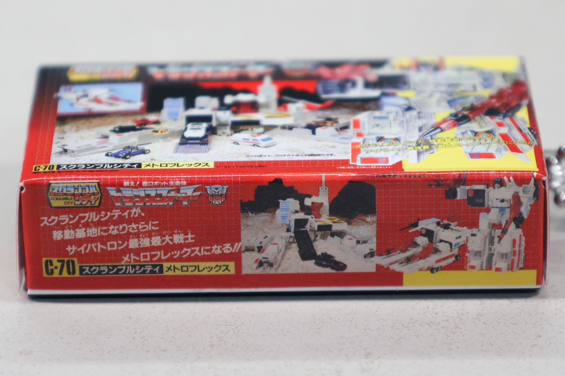 底面側も上面のデザインを踏襲したものになっている