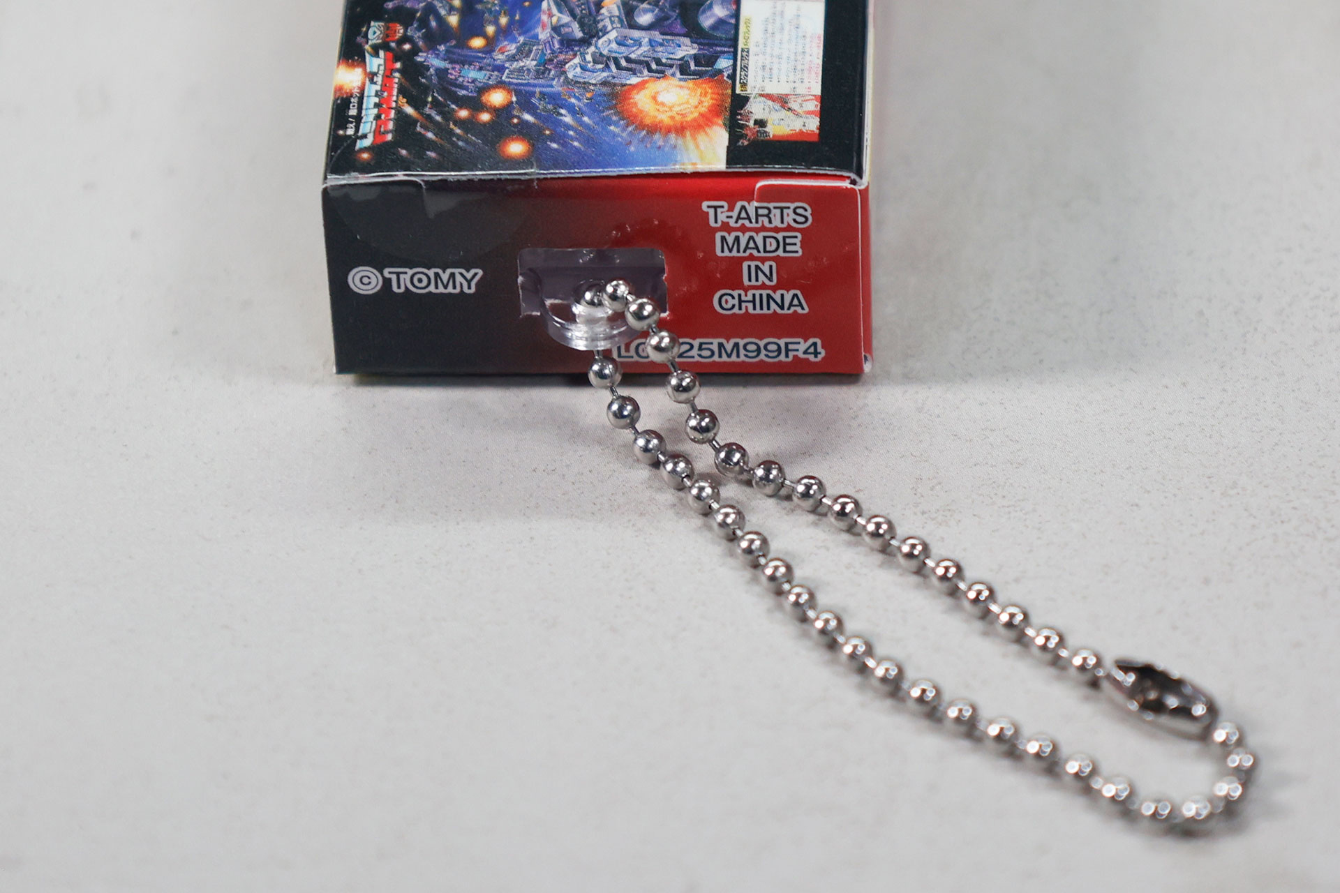 ボールチェーンはパッケージの側面に付いている